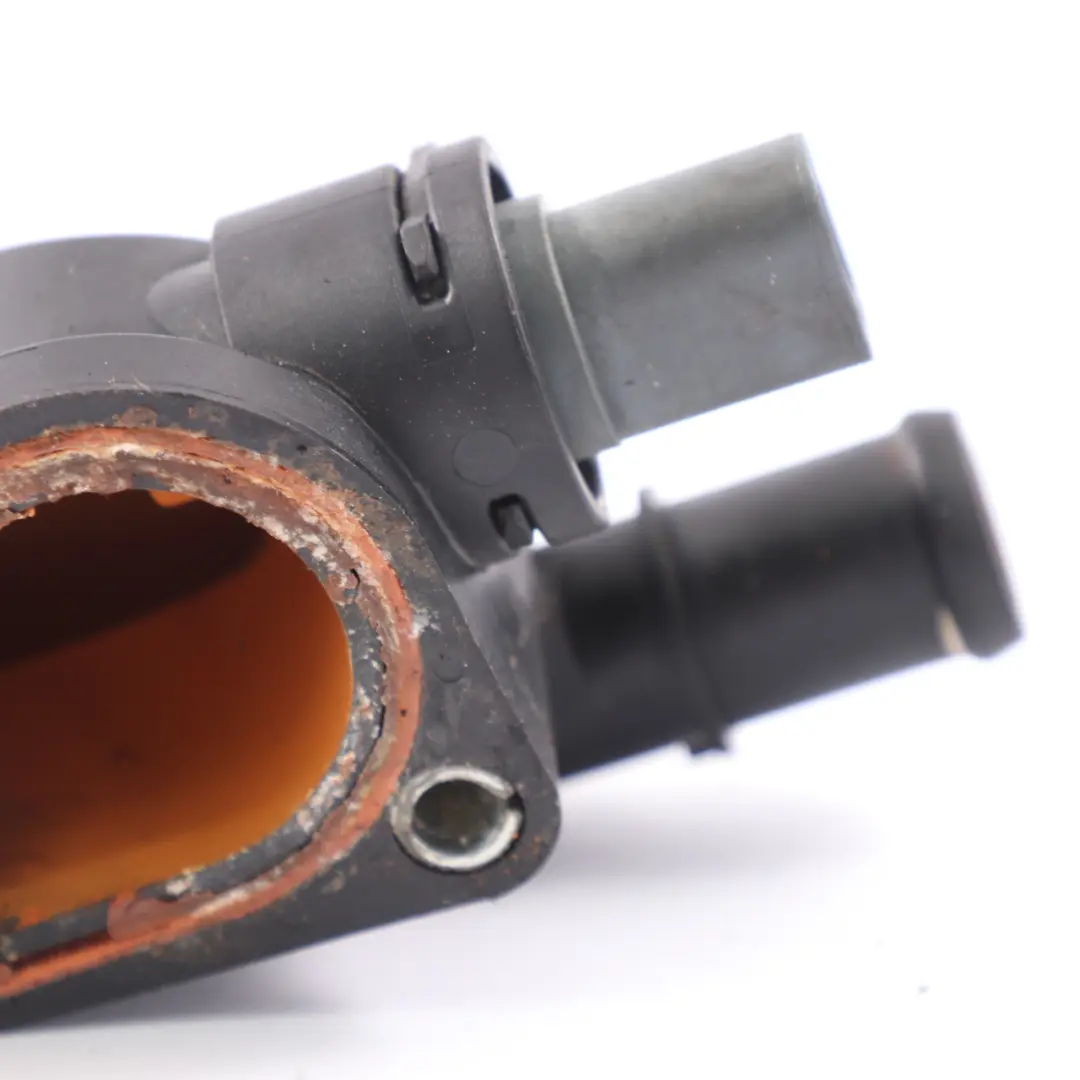 Volkswagen VW Caddy Bride de refroidissement Pompe à eau Thermostat - SKU 03G121132B - Numéro de pièce 03G121132B