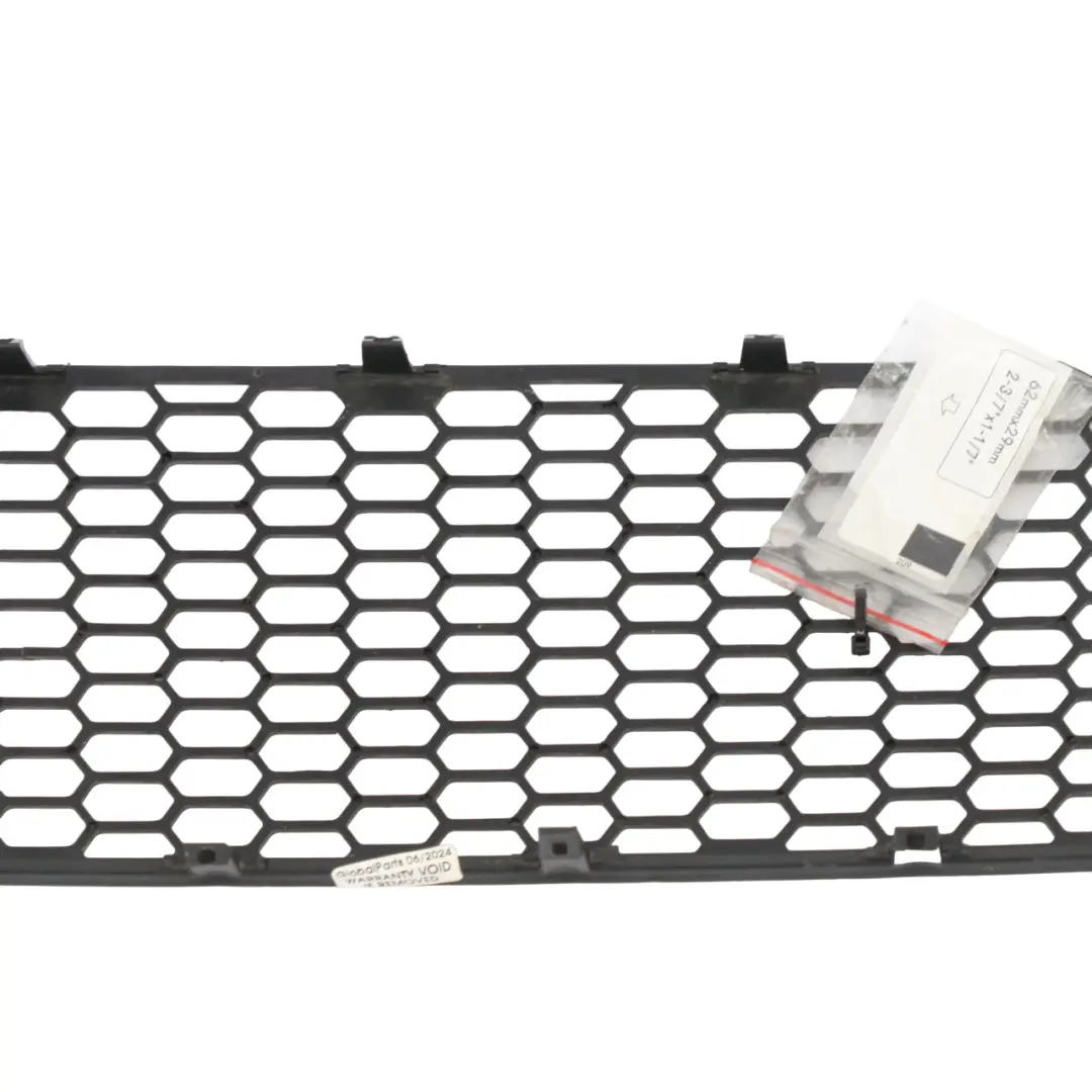 Pare-chocs Grille centrale inférieure nid d'abeille pour Volkswagen Beetle à propos du numéro de pièce 1C0807681H Volkswagen Beetle Pare-chocs Grille centrale inférieure nid d'abeille - SKU 1C0807681H - Numéro de pièce 1C0807681H