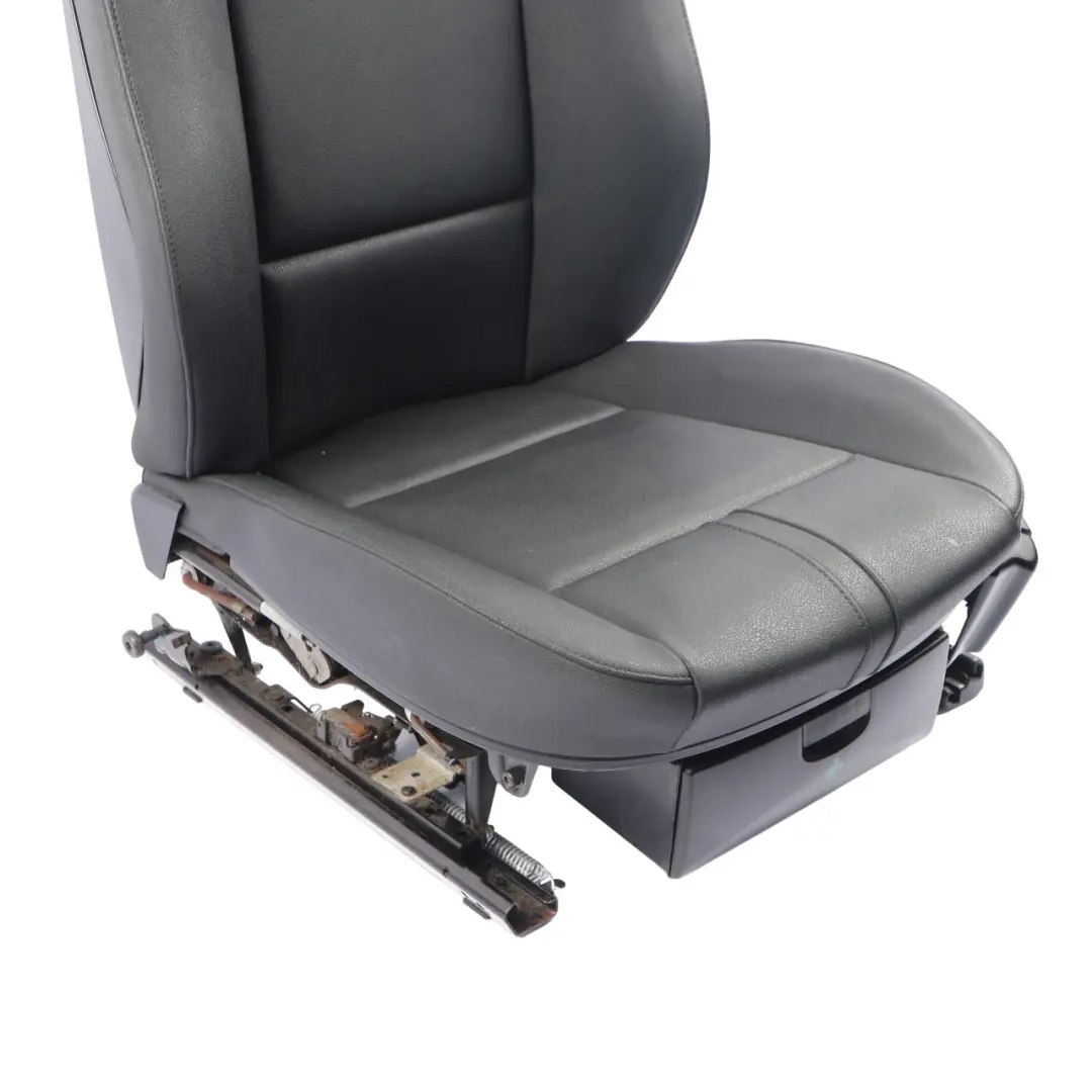 Sedile Anteriore Sinistro Interno Sensatec Finta Pelle Nero per BMW X3 E83 con numero di parte 3421898 BMW X3 E83 Sedile Anteriore Sinistro Interno Sensatec Finta Pelle Nero - SKU 3421898-1 - Numero di parte 3421898