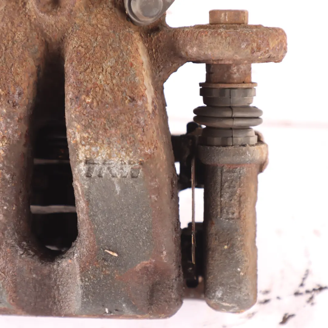 Zacisk Hamulcowy Lewy Tył 40/10 do BMW E90 E91 o numerze 6776377 BMW E90 E91 Zacisk Hamulcowy Lewy Tył 40/10 - SKU 6776377 - Numer Części 6776377