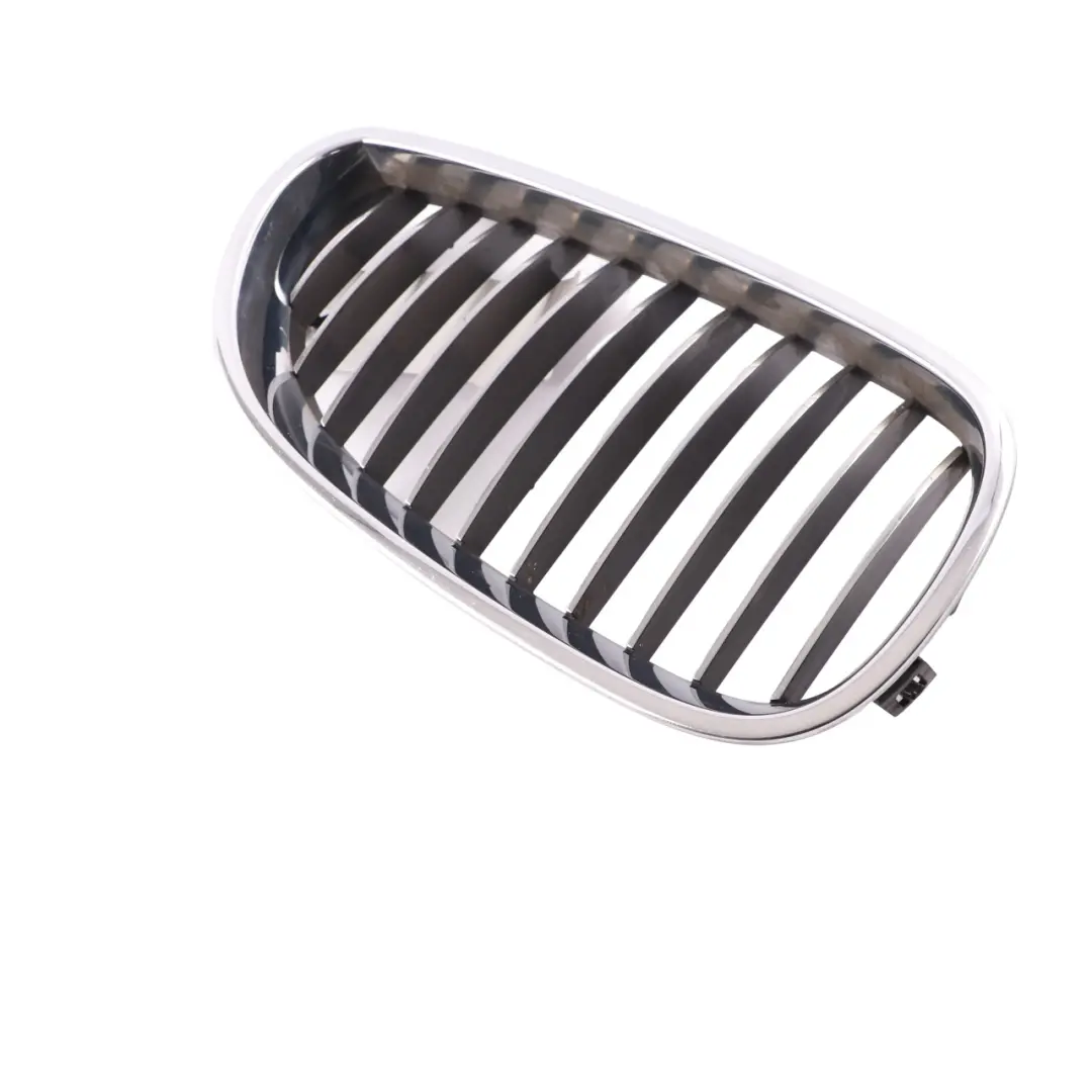 Kratka Nerka Przedni Prawa Osłona Atrapa Chłodnicy Chrom do BMW E60 E61 o numerze 7027062 BMW E60 E61 Kratka Nerka Przedni Prawa Osłona Atrapa Chłodnicy Chrom - SKU 7027062-2 - Numer Części 7027062