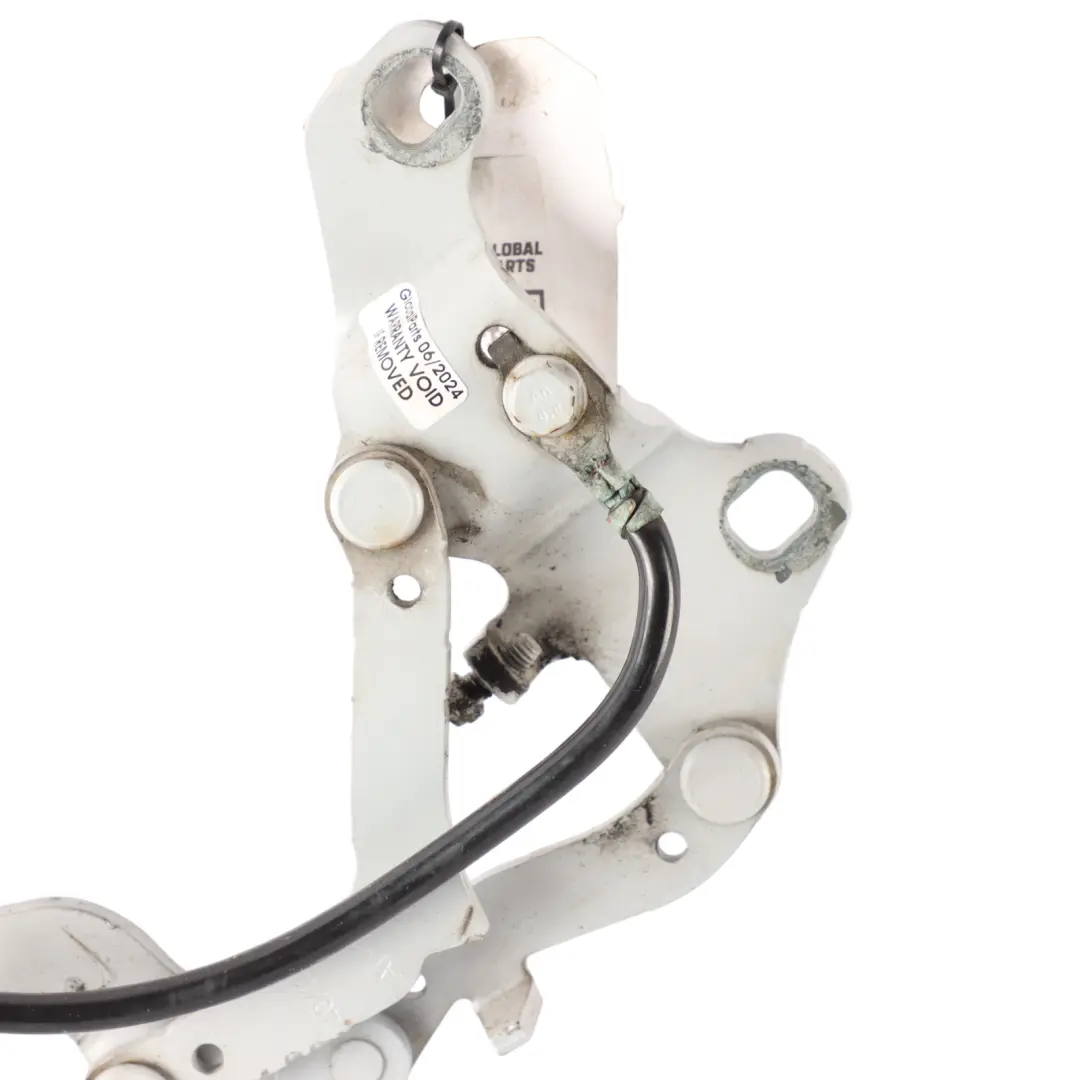 Front Left Engine Bonnet Hinge N/S Silverstone 2 Metallic - A29 to BMW E90 with Part number 7115263 BMW E90 Front Left Engine Bonnet Hinge N/S Silverstone 2 Metallic - A29 - SKU 7115263-SIL - Part number 7115263