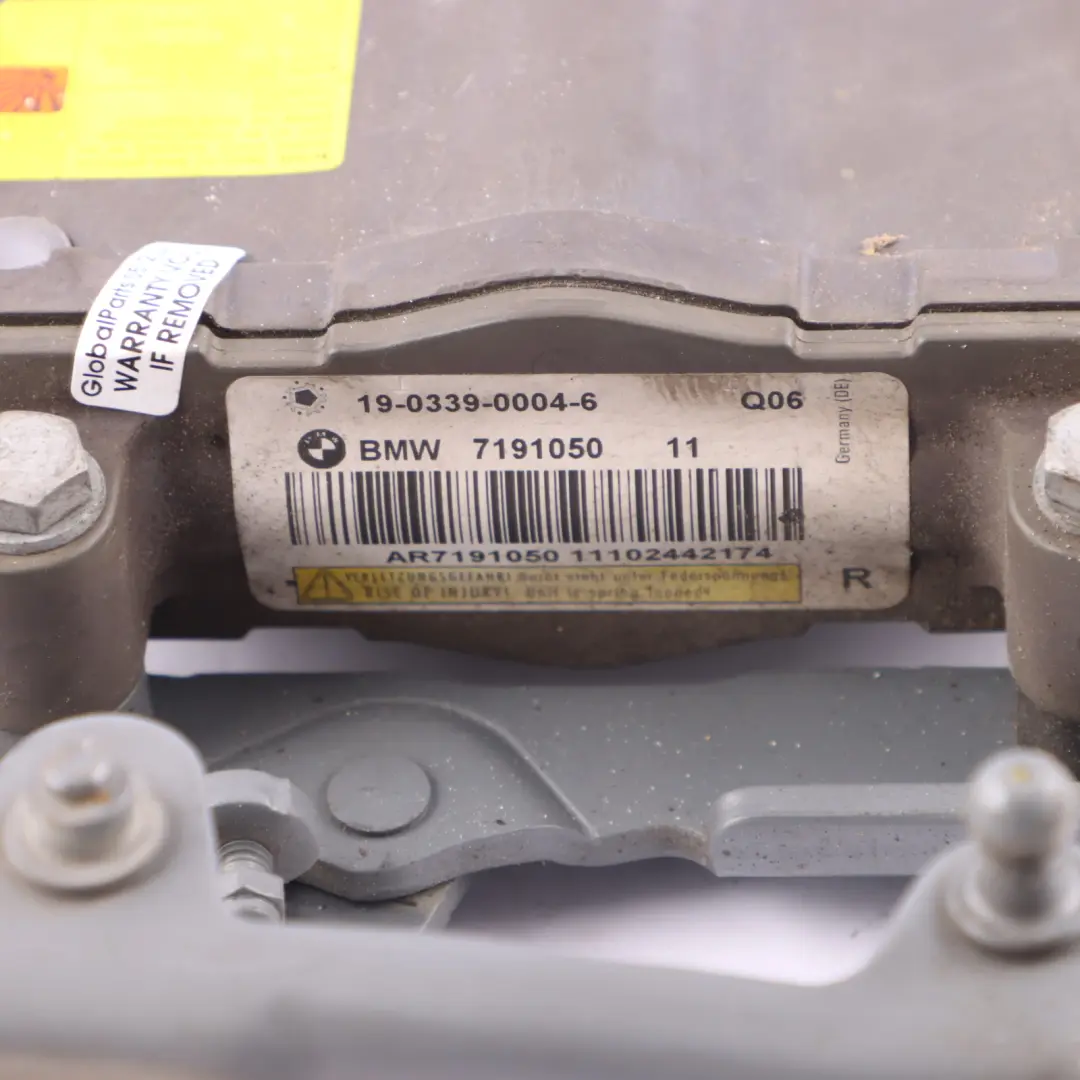 Charnière Capot Droite Actionneur Protection Active Gris Sidéral - A52 pour BMW F10 à propos du numéro de pièce 7191050 BMW F10 Charnière Capot Droite Actionneur Protection Active Gris Sidéral - A52 - SKU 7191050-SCG - Numéro de pièce 7191050