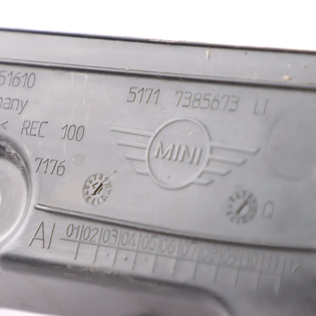 Osłona Panelu Bocznego Bagażnika Tylna Lewa Czarna do Mini F54 o numerze 7385673 Mini F54 Osłona Panelu Bocznego Bagażnika Tylna Lewa Czarna - SKU 7385673 - Numer Części 7385673