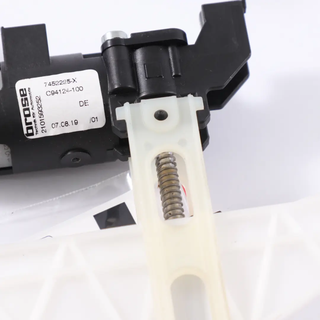 Vertical Headrest Adjustment Motor pour BMW G20 G21 G14 F91 G15 F92 G16 Drive à propos du numéro de pièce 7452225 BMW G20 G21 G14 F91 G15 F92 G16 Drive Vertical Headrest Adjustment Motor - SKU 7452225 - Numéro de pièce 7452225