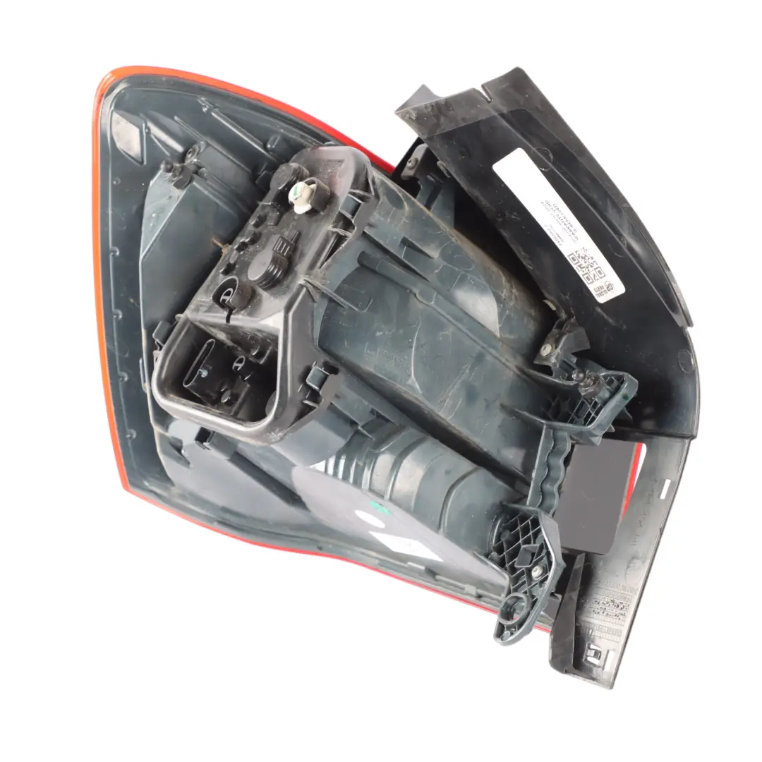 Lampa Tylna W Błotnik Zewnętrzna Prawa Black Line do BMW F20 F21 LCI o numerze 7456502 BMW F20 F21 LCI Lampa Tylna W Błotnik Zewnętrzna Prawa Black Line - SKU 7456502-2 - Numer Części 7456502
