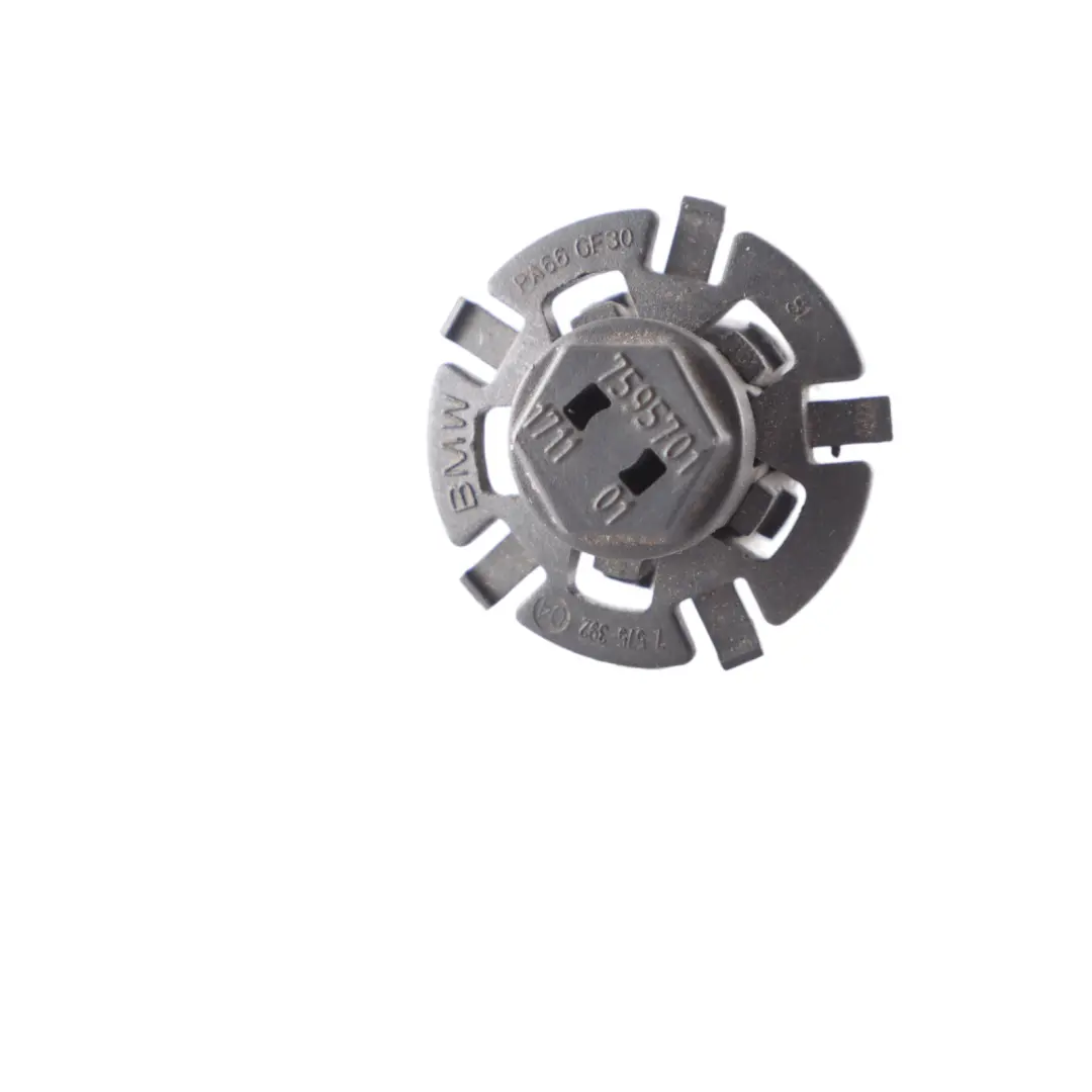 Clip montaje superior radiador para BMW F10 F11 F12 F13 F01 F02 F03 F25 F26 con número de pieza 7595701 BMW F10 F11 F12 F13 F01 F02 F03 F25 F26 Clip montaje superior radiador - SKU 7595701 - Número de pieza 7595701