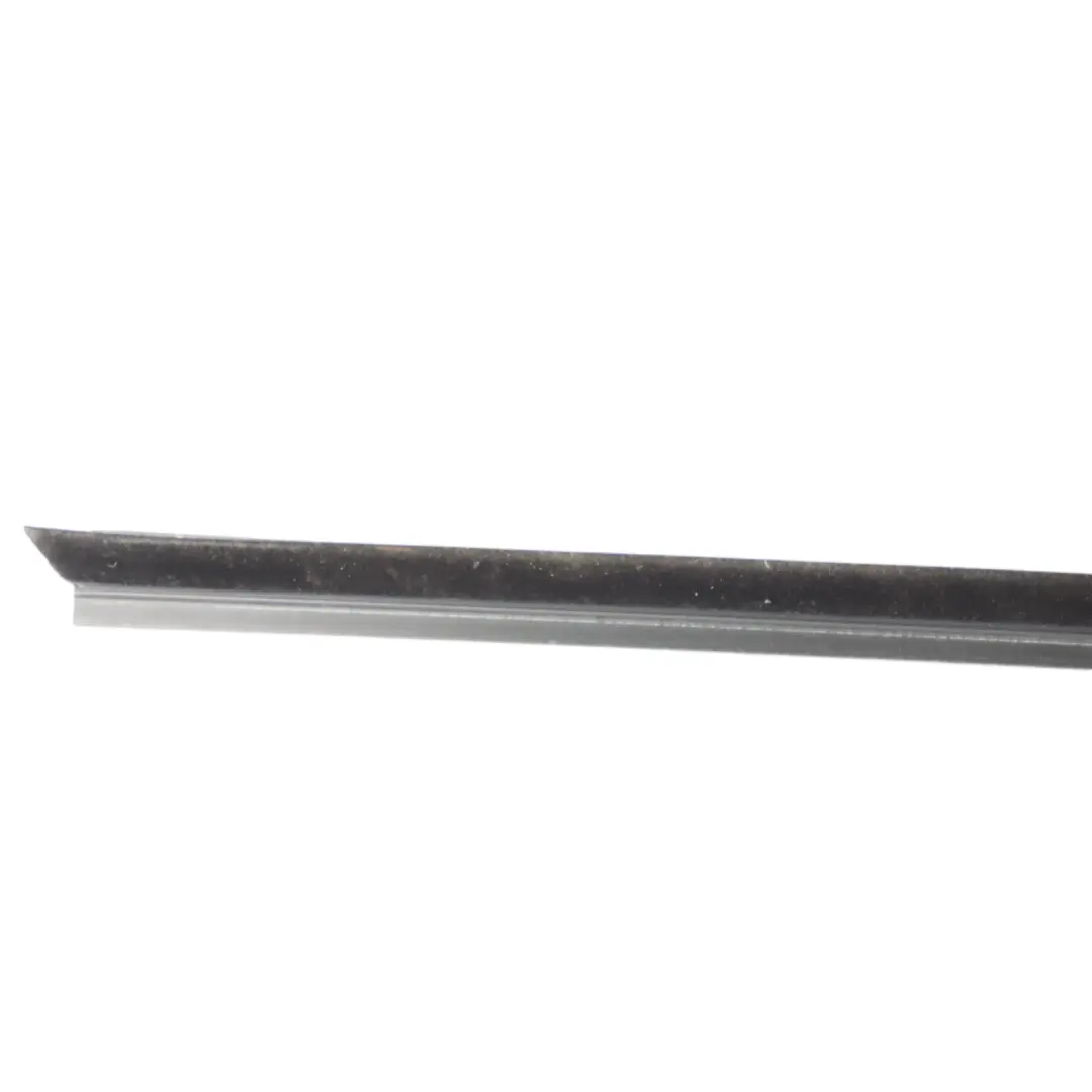 Guarnizione Finestrino Anteriore Destro per Volkswagen Transporter T5 con numero di parte 7H0837472B Volkswagen Transporter T5 Guarnizione Finestrino Anteriore Destro - SKU 7H0837472B - Numero di parte 7H0837472B