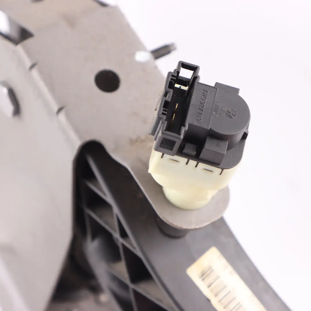 CAAA Diesel Clutch Pedal T5 to Volkswagen Transporter T5 2.0 Tdi with Part number 7H2721315 Volkswagen Transporter T5 2.0 Tdi CAAA Diesel Clutch Pedal T5 - SKU 7H2721315 - Part number 7H2721315