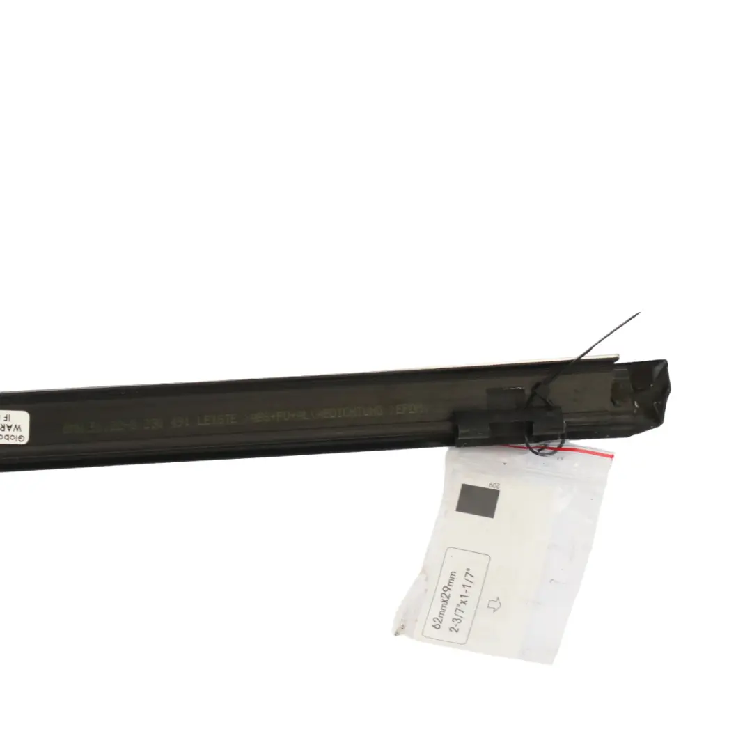 Trasera Izquierda Puerta Ventana Vidrio Interior Cromo Tira para BMW E38 con número de pieza 8230491 BMW E38 Trasera Izquierda Puerta Ventana Vidrio Interior Cromo Tira - SKU 8230491 - Número de pieza 8230491