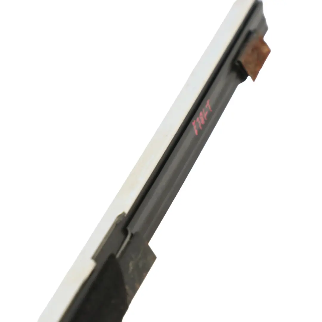 Trasera Izquierda Puerta Ventana Vidrio Interior Cromo Tira para BMW E38 con número de pieza 8230491 BMW E38 Trasera Izquierda Puerta Ventana Vidrio Interior Cromo Tira - SKU 8230491 - Número de pieza 8230491