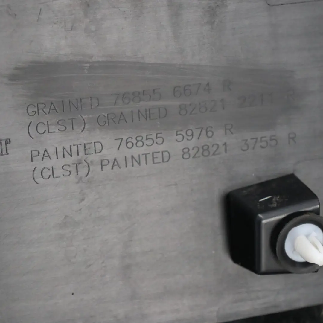 Moulure recouvrement garniture pilier B gauche pour Renault Trafic 3 à propos du numéro de pièce 828212211R Renault Trafic 3 Moulure recouvrement garniture pilier B gauche - SKU 828212211R - Numéro de pièce 828212211R