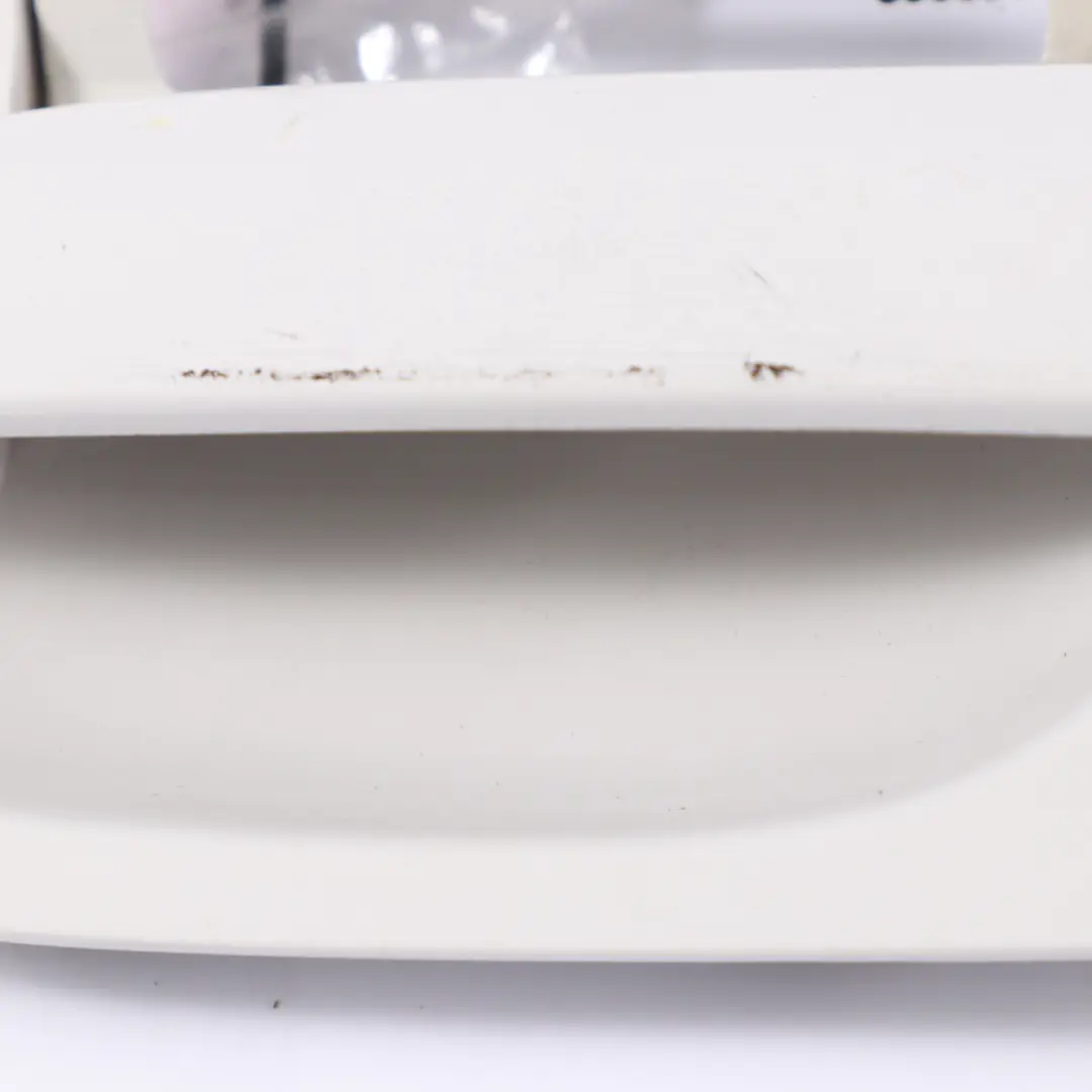 Maniglia Porta Esterna Posteriore Sinistra Bianco Alpino 3 - 300 per BMW E38 con numero di parte 9068577 BMW E38 Maniglia Porta Esterna Posteriore Sinistra Bianco Alpino 3 - 300 - SKU 9068577-AW - Numero di parte 9068577