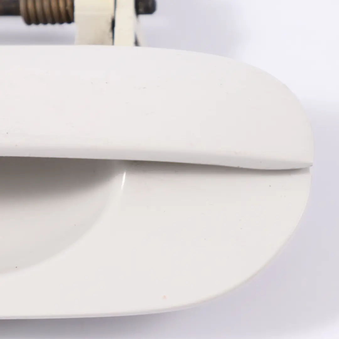 Tirador Puerta Exterior Trasera Izquierda Blanco Alpino 3 - 300 para BMW E38 con número de pieza 9068577 BMW E38 Tirador Puerta Exterior Trasera Izquierda Blanco Alpino 3 - 300 - SKU 9068577-AW - Número de pieza 9068577