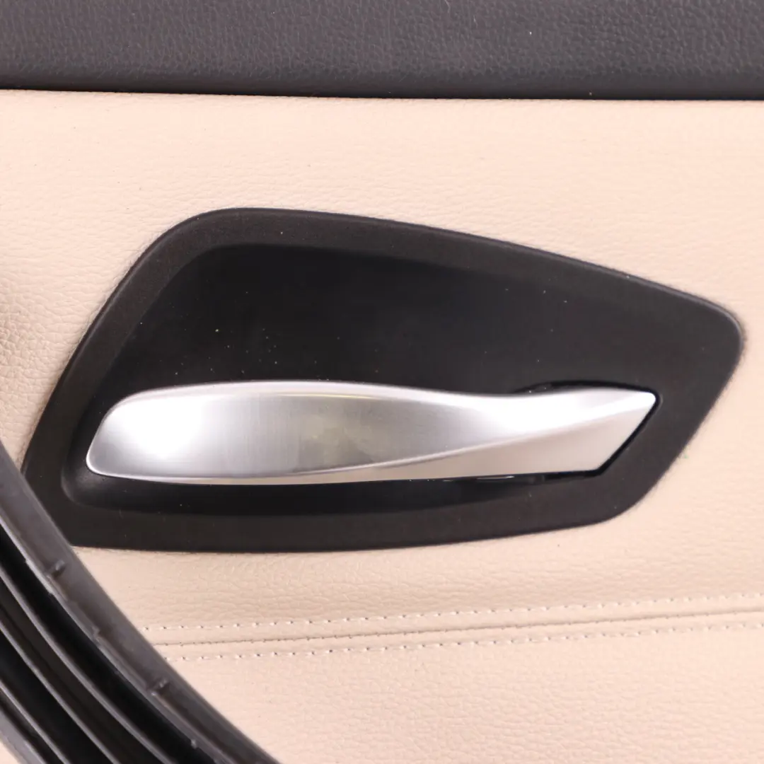 Türverkleidung Hinten Links Leder Dakota Oyster 9167931 für BMW 3 E91 Touring mit Teilenummer 9167932 BMW 3 E91 Touring Türverkleidung Hinten Links Leder Dakota Oyster 9167931 - SKU 9167932 - Teilenummer 9167932