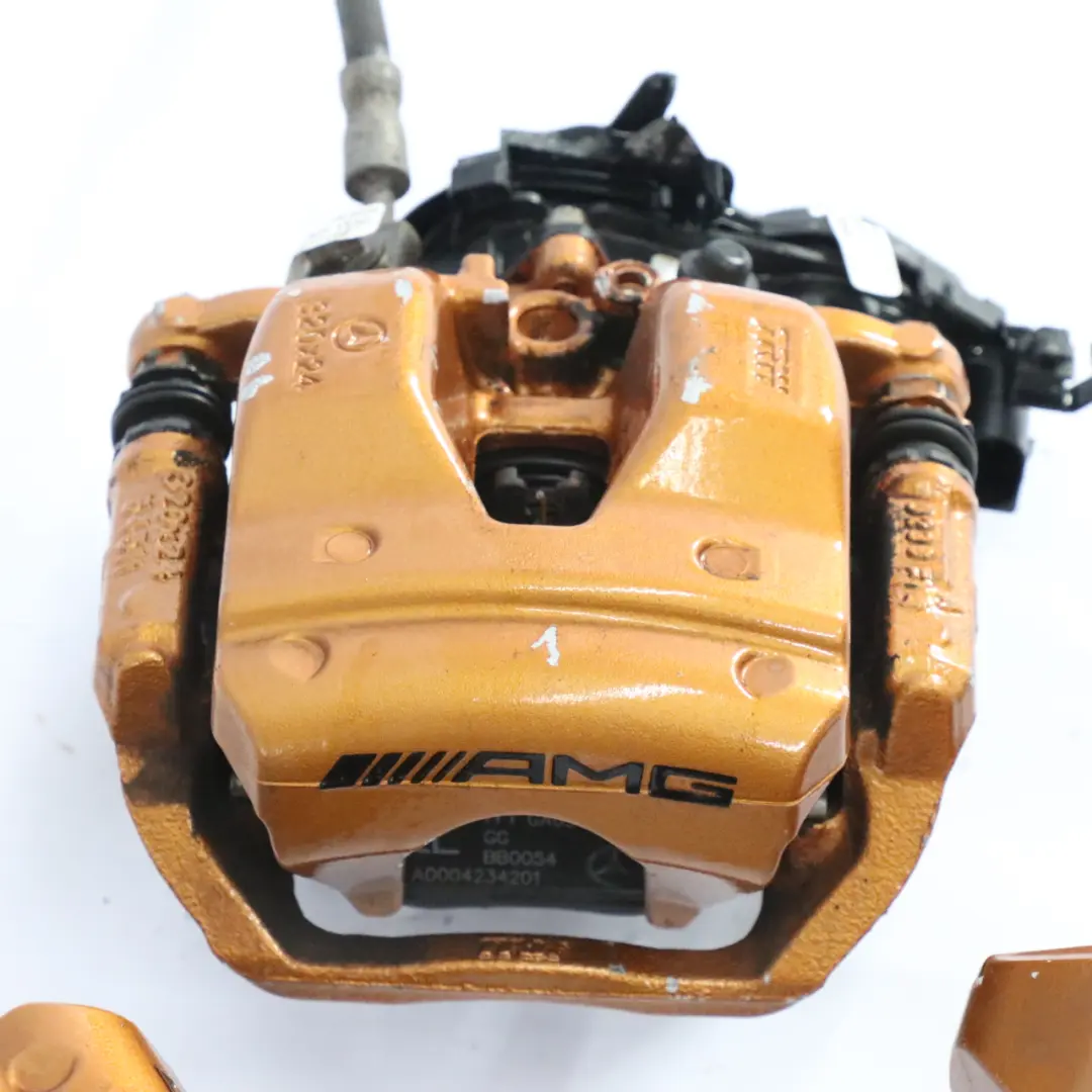 Zaciski Hamulcowe AMG Przód Tył Zestaw Złoty do Mercedes W205 W213 o numerze A0004210000 Mercedes W205 W213 Zaciski Hamulcowe AMG Przód Tył Zestaw Złoty - SKU A0004210000-1 - Numer Części A0004210000