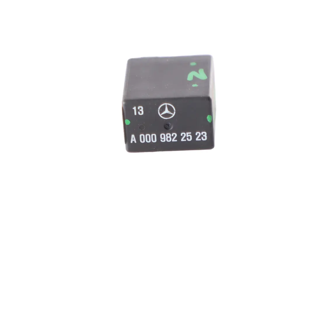 Mercedes W156 W242 W246 W447 Przekaźnik Czarny 4 Pin - SKU A0009822523 - Numer Części A0009822523