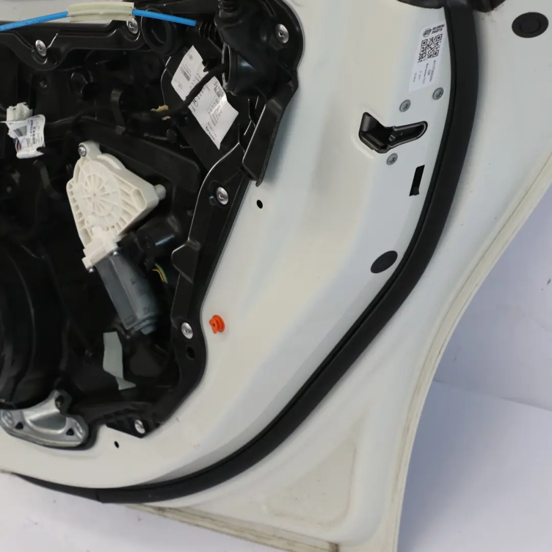 Tür hinten rechts Abdeckplatte Calcit Weiß - 650 für Mercedes X117 mit Teilenummer A1177300205 Mercedes X117 Tür hinten rechts Abdeckplatte Calcit Weiß - 650 - SKU A1177300205-CW - Teilenummer A1177300205