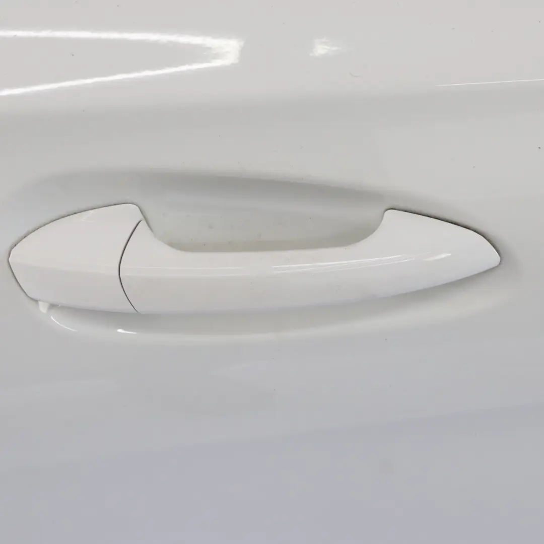 Panneau de porte arrière droite blanc calcite - 650 pour Mercedes X117 à propos du numéro de pièce A1177300205 Mercedes X117 Panneau de porte arrière droite blanc calcite - 650 - SKU A1177300205-CW - Numéro de pièce A1177300205