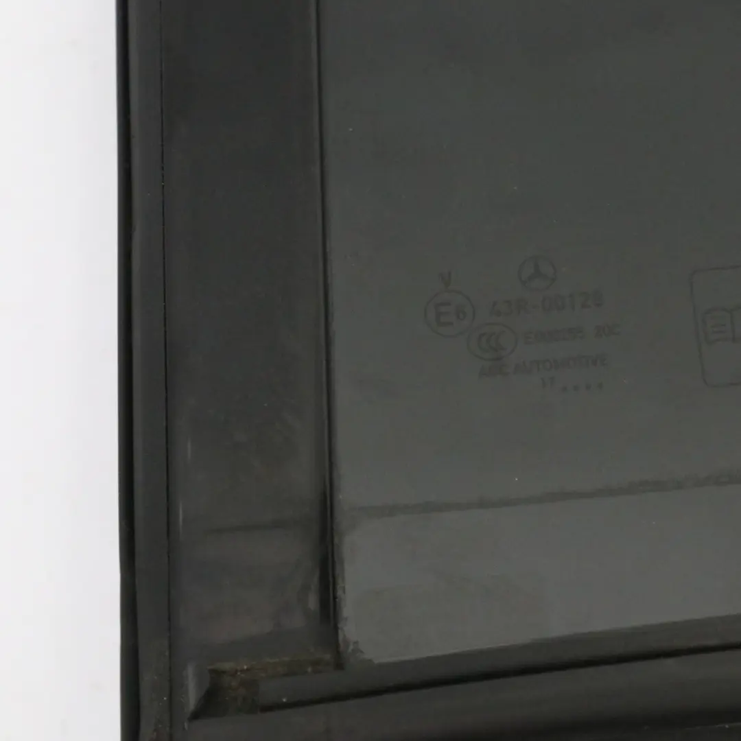 Szyba Drzwi Lewy Tył Szyby Trójkątna do Mercedes CLA C117 o numerze A1177300318 Mercedes CLA C117 Szyba Drzwi Lewy Tył Szyby Trójkątna - SKU A1177300318 - Numer Części A1177300318