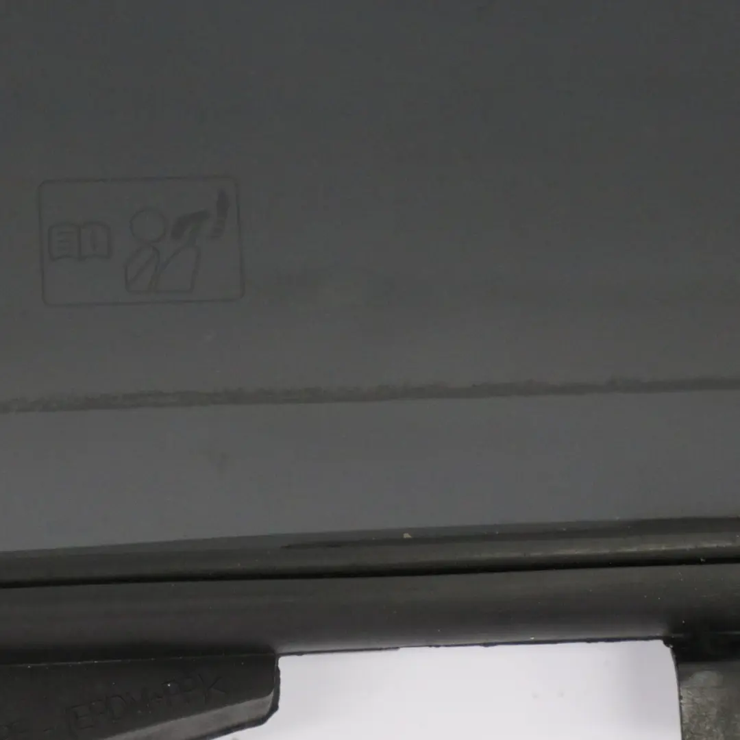 Szyba Drzwi Lewy Tył Szyby Trójkątna do Mercedes CLA C117 o numerze A1177300318 Mercedes CLA C117 Szyba Drzwi Lewy Tył Szyby Trójkątna - SKU A1177300318 - Numer Części A1177300318