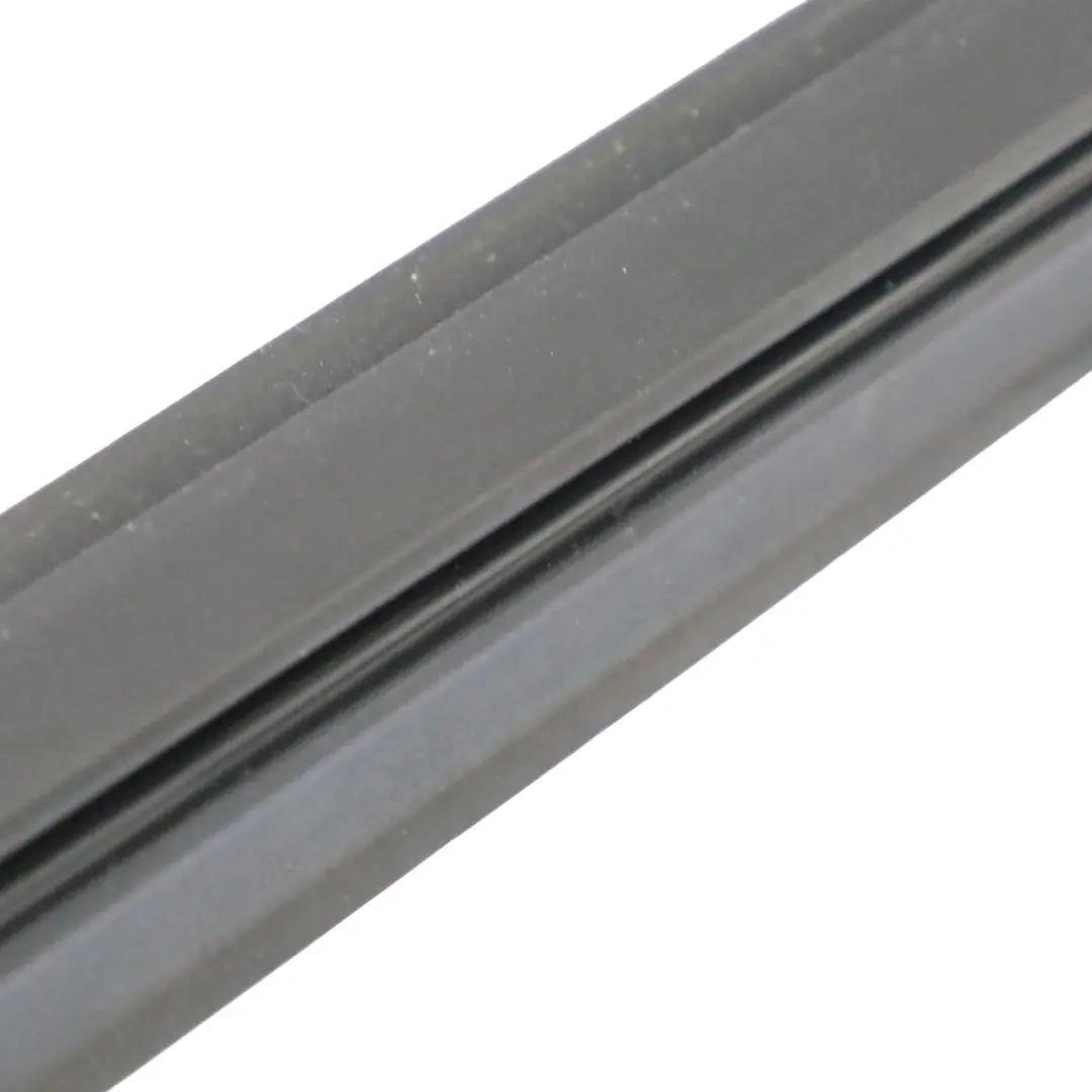 Tür Fenster Dichtung hinten links Gummi Dichtung für Mercedes C117 mit Teilenummer A1177350165 Mercedes C117 Tür Fenster Dichtung hinten links Gummi Dichtung - SKU A1177350165 - Teilenummer A1177350165