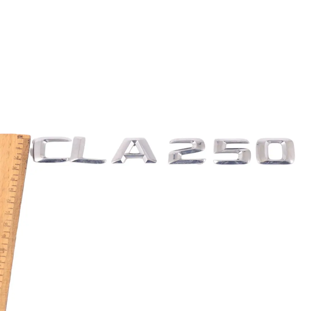 Emblema bagagliaio posteriore per Mercedes CLA C117 con numero di parte A1178172215 Mercedes CLA C117 Emblema bagagliaio posteriore - SKU A1178172215 - Numero di parte A1178172215