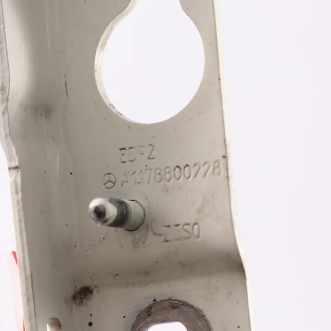 Charnière de capot avant droite Calcite White - 650 pour Mercedes CLA C117 à propos du numéro de pièce A1178800228 Mercedes CLA C117 Charnière de capot avant droite Calcite White - 650 - SKU A1178800228-CW - Numéro de pièce A1178800228