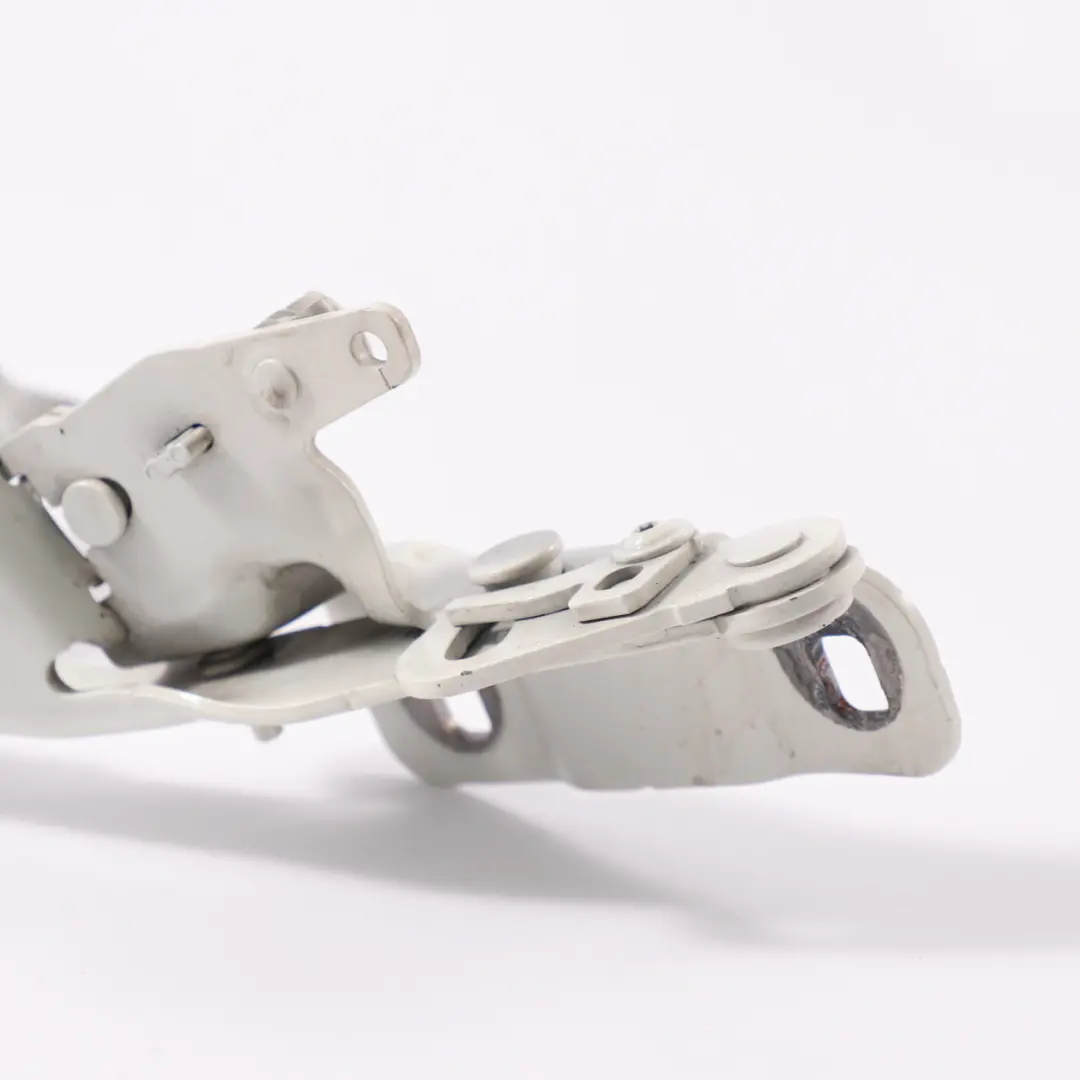 Charnière de capot avant droite Calcite White - 650 pour Mercedes CLA C117 à propos du numéro de pièce A1178800228 Mercedes CLA C117 Charnière de capot avant droite Calcite White - 650 - SKU A1178800228-CW - Numéro de pièce A1178800228