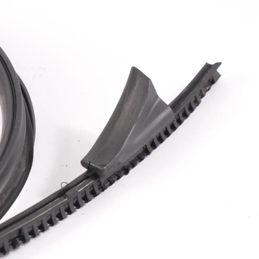 Joint d'étanchéité avant droit pour Mercedes C118 à propos du numéro de pièce A1186730600 Mercedes C118 Joint d'étanchéité avant droit - SKU A1186730600 - Numéro de pièce A1186730600