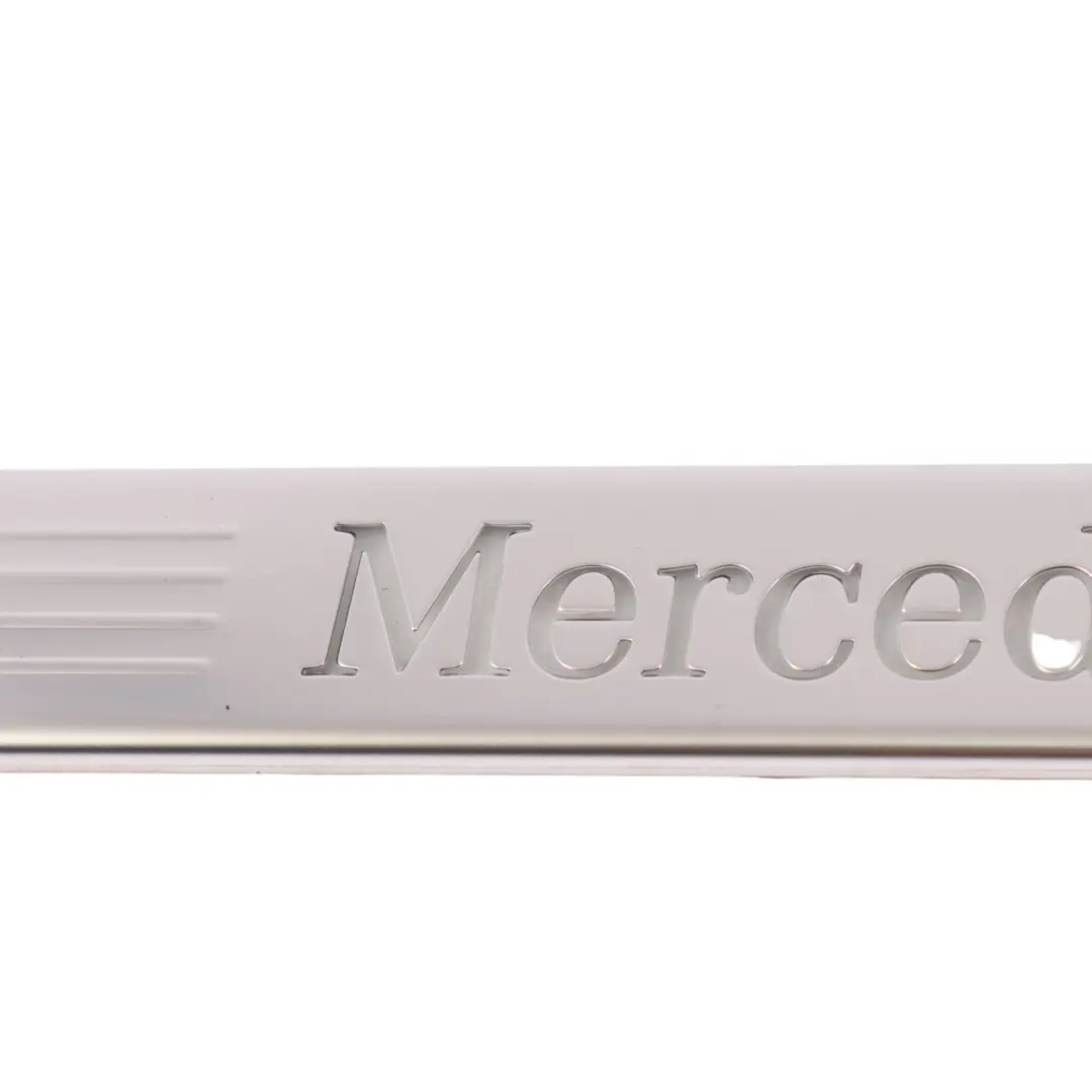 Listón embellecedor de entrada Puerta delantera umbral iluminado para Mercedes C118 con número de pieza A1186807500 Mercedes C118 Listón embellecedor de entrada Puerta delantera umbral iluminado - SKU A1186807500 - Número de pieza A1186807500