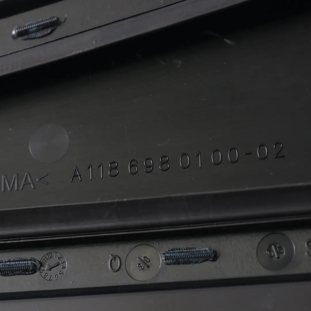 B-Pillar Tapa Superior Panel Izquierdo Negro para Mercedes C118 con número de pieza A1186980100 Mercedes C118 B-Pillar Tapa Superior Panel Izquierdo Negro - SKU A1186980100 - Número de pieza A1186980100