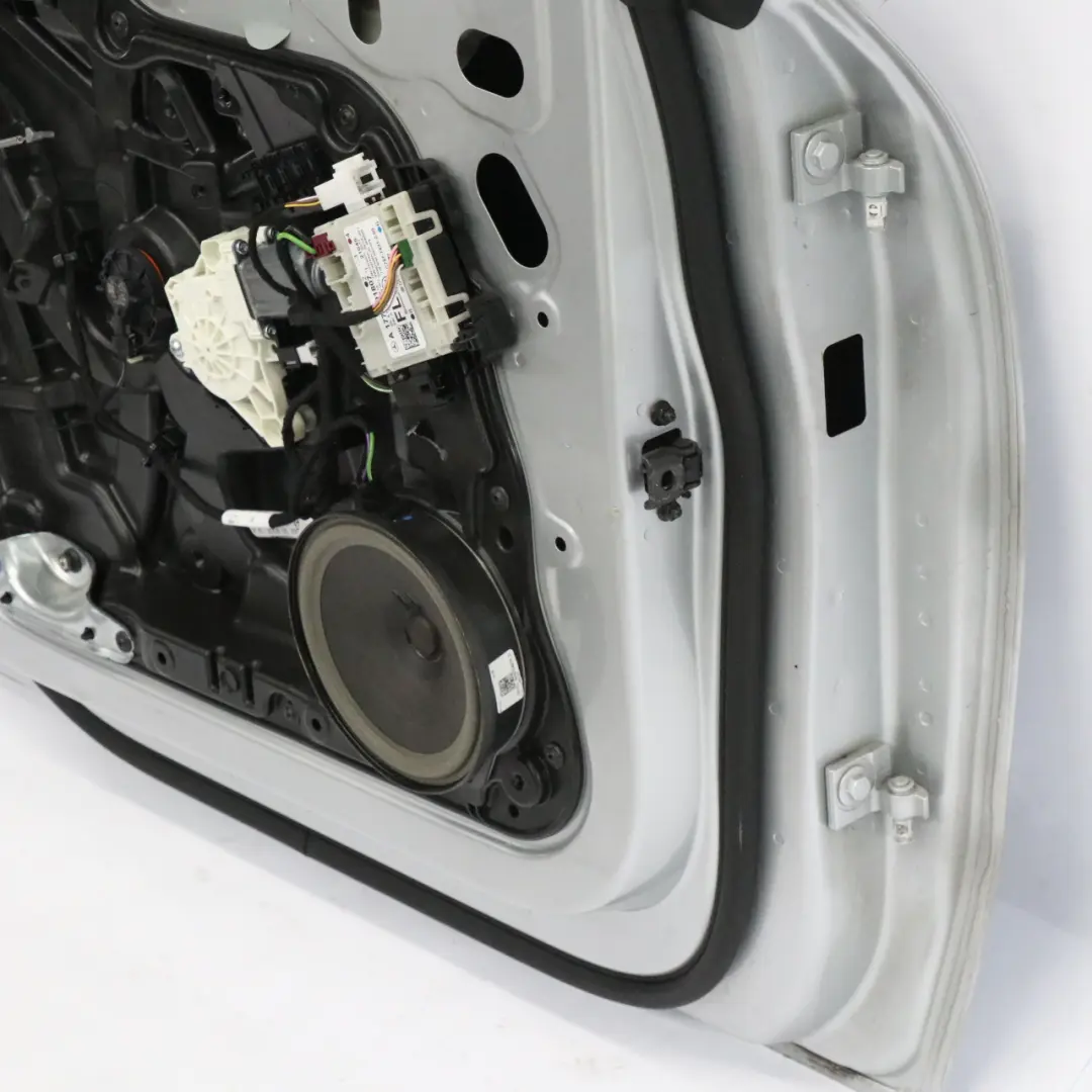 Puerta Delantera Izquierda Iridium Silver Metallic - 775 para Mercedes CLA C118 con número de pieza A1187202101 Mercedes CLA C118 Puerta Delantera Izquierda Iridium Silver Metallic - 775 - SKU A1187202101-IRS - Número de pieza A1187202101