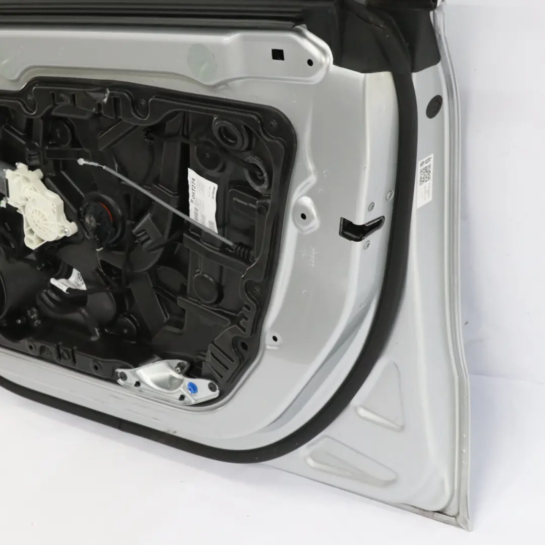 Porta anteriore destra Iridium Silver Metallic - 775 per Mercedes CLA C118 con numero di parte A1187202201 Mercedes CLA C118 Porta anteriore destra Iridium Silver Metallic - 775 - SKU A1187202201-IRS - Numero di parte A1187202201