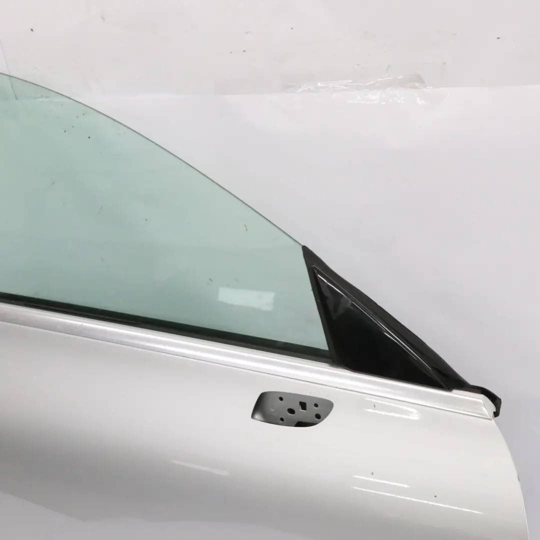Porta anteriore destra Iridium Silver Metallic - 775 per Mercedes CLA C118 con numero di parte A1187202201 Mercedes CLA C118 Porta anteriore destra Iridium Silver Metallic - 775 - SKU A1187202201-IRS - Numero di parte A1187202201
