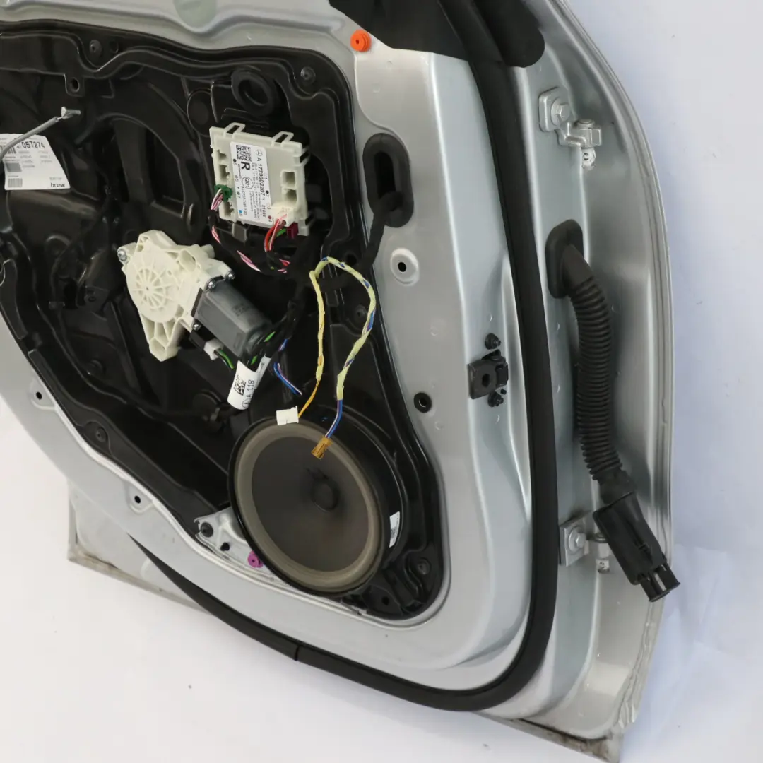 Porta posteriore sinistra Iridium Silver Metallic - 775 per Mercedes CLA C118 con numero di parte A1187306900 Mercedes CLA C118 Porta posteriore sinistra Iridium Silver Metallic - 775 - SKU A1187306900-IRS - Numero di parte A1187306900