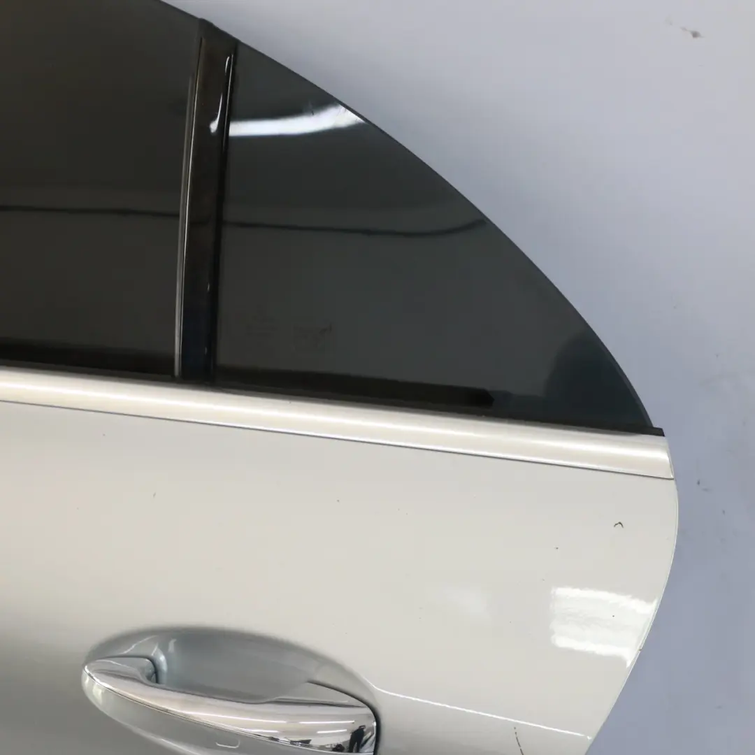 Porta posteriore sinistra Iridium Silver Metallic - 775 per Mercedes CLA C118 con numero di parte A1187306900 Mercedes CLA C118 Porta posteriore sinistra Iridium Silver Metallic - 775 - SKU A1187306900-IRS - Numero di parte A1187306900