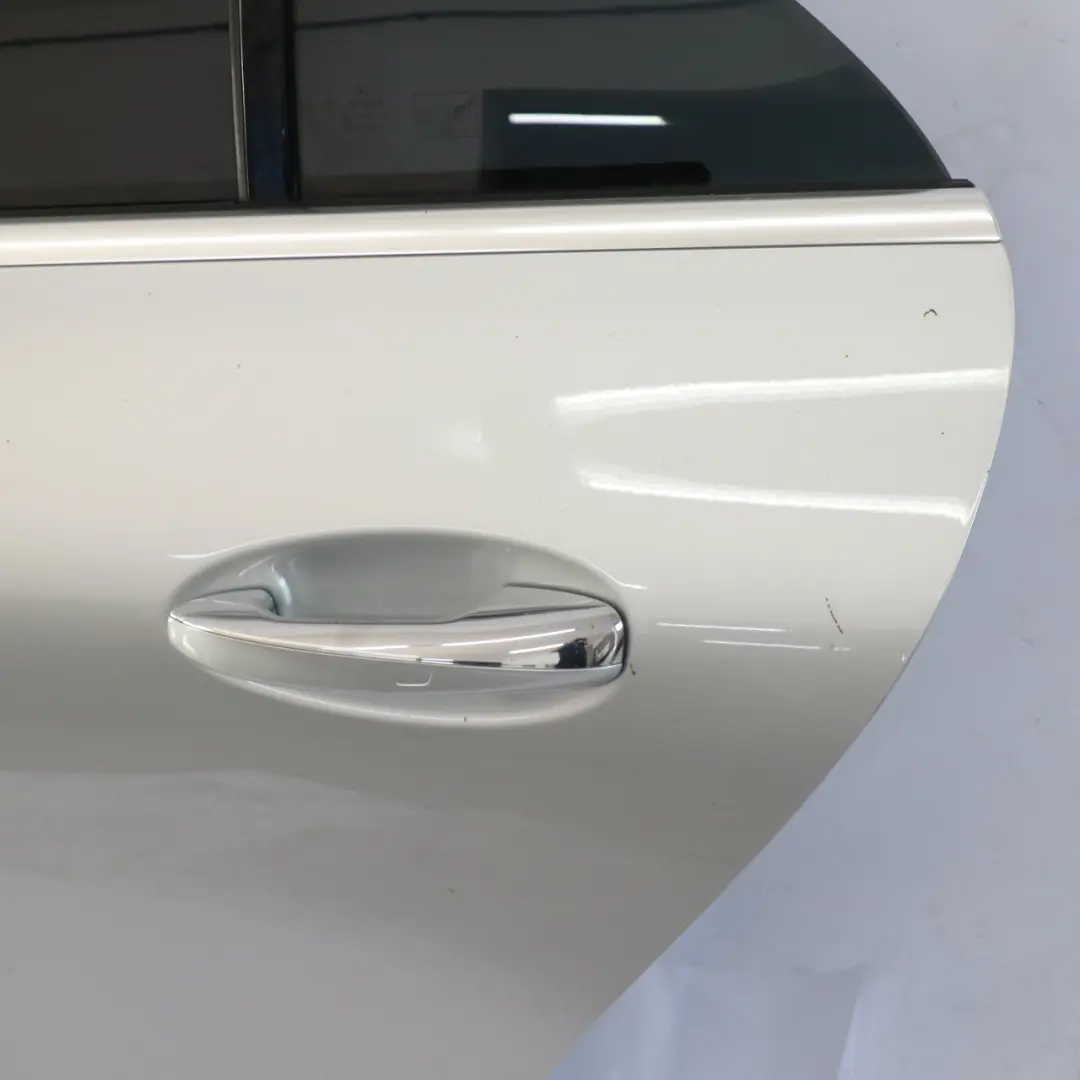 Porta posteriore sinistra Iridium Silver Metallic - 775 per Mercedes CLA C118 con numero di parte A1187306900 Mercedes CLA C118 Porta posteriore sinistra Iridium Silver Metallic - 775 - SKU A1187306900-IRS - Numero di parte A1187306900