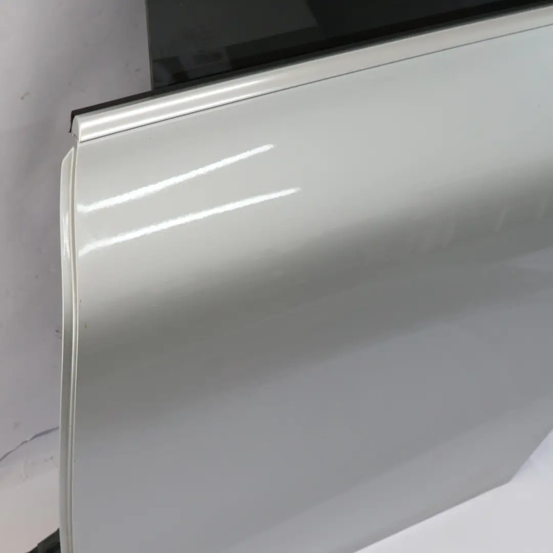 Porta posteriore sinistra Iridium Silver Metallic - 775 per Mercedes CLA C118 con numero di parte A1187306900 Mercedes CLA C118 Porta posteriore sinistra Iridium Silver Metallic - 775 - SKU A1187306900-IRS - Numero di parte A1187306900