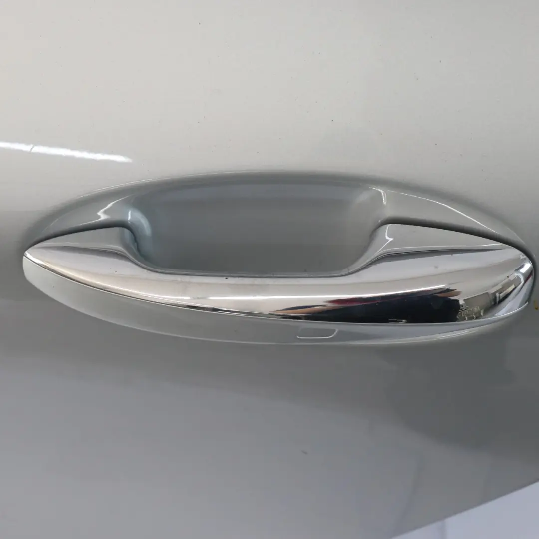 Puerta Trasera Izquierda Iridium Silver Metallic - 775 para Mercedes CLA C118 con número de pieza A1187306900 Mercedes CLA C118 Puerta Trasera Izquierda Iridium Silver Metallic - 775 - SKU A1187306900-IRS - Número de pieza A1187306900