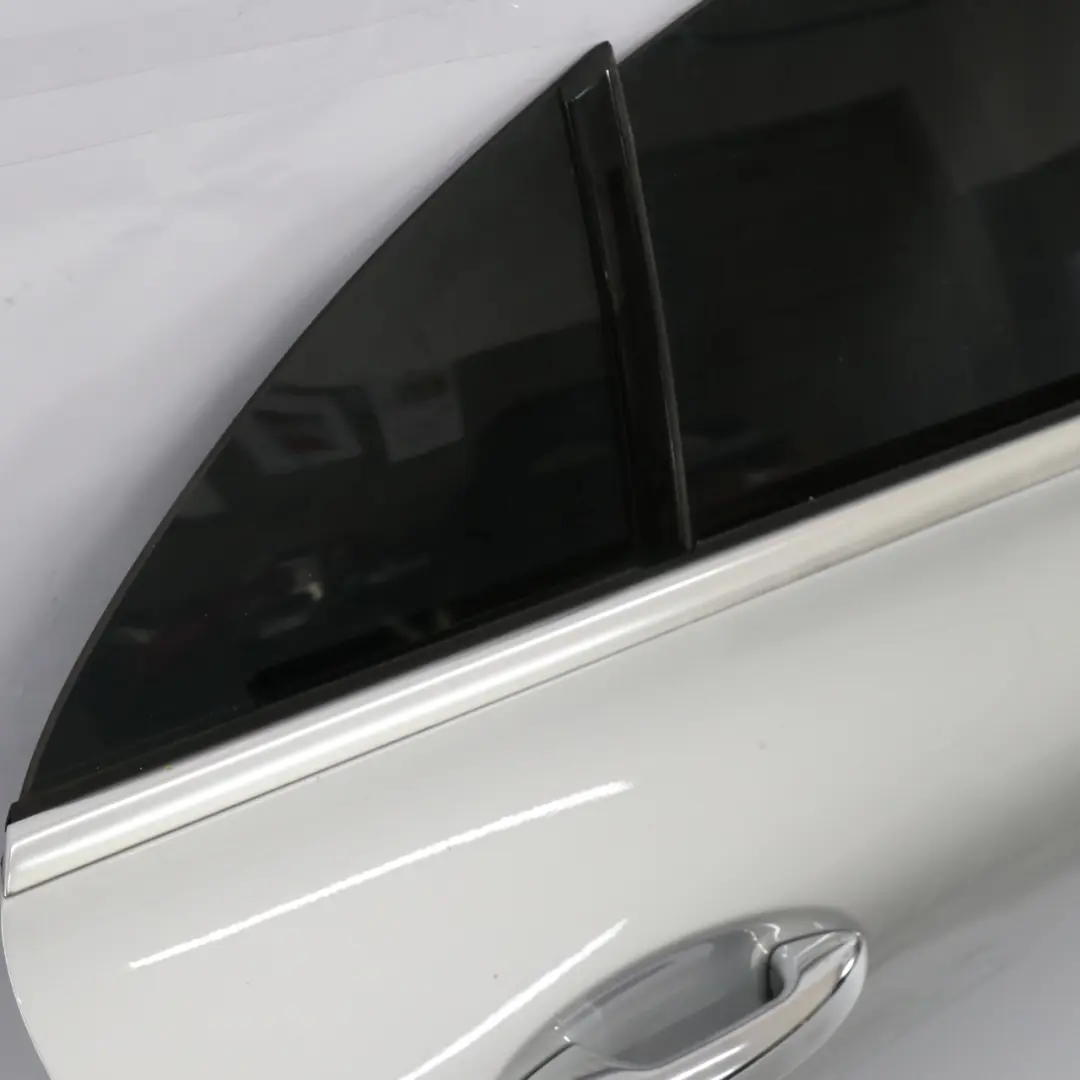 Porta posteriore destra Iridium Silver Metallic - 775 per Mercedes CLA C118 con numero di parte A1187307000 Mercedes CLA C118 Porta posteriore destra Iridium Silver Metallic - 775 - SKU A1187307000-IRS - Numero di parte A1187307000