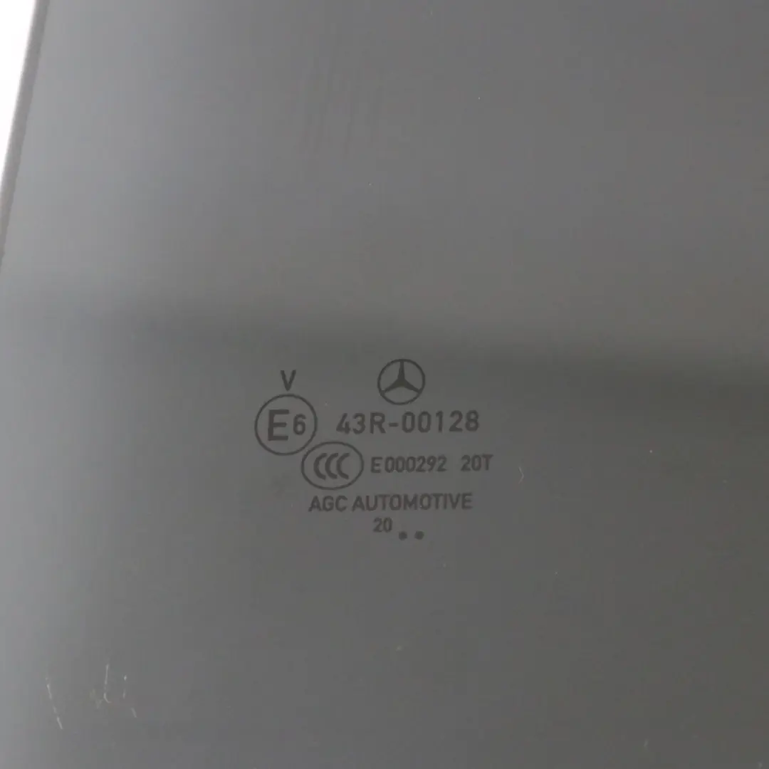 Vetro laterale porta posteriore sinistra colorato per Mercedes CLA C118 con numero di parte A1187350300 Mercedes CLA C118 Vetro laterale porta posteriore sinistra colorato - SKU A1187350300 - Numero di parte A1187350300