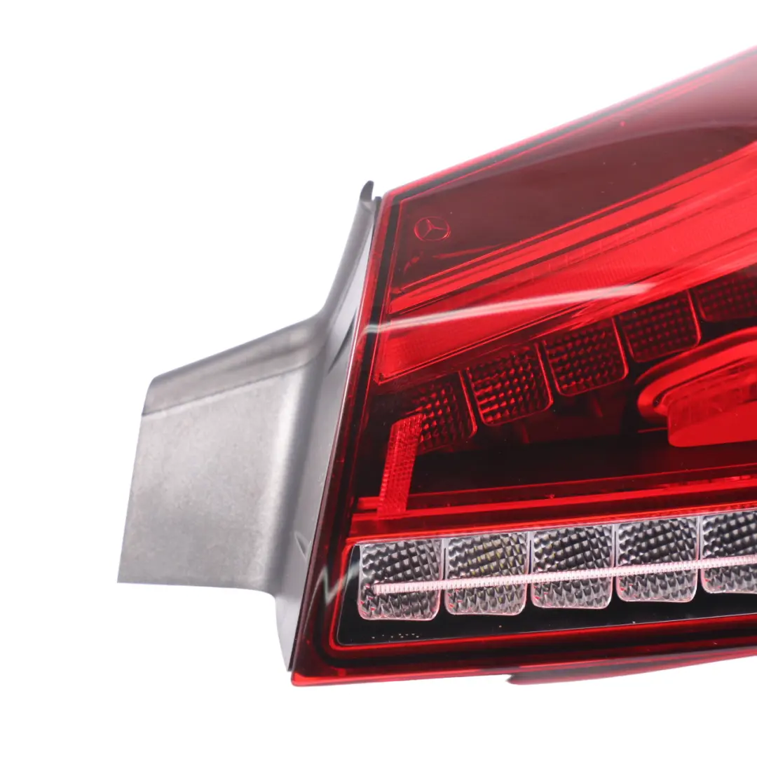 Tylna Lampa Prawa Panelu Bocznego do Mercedes C118 CLA 200 Coupe o numerze A1189067800 Mercedes C118 CLA 200 Coupe Tylna Lampa Prawa Panelu Bocznego - SKU A1189067800 - Numer Części A1189067800