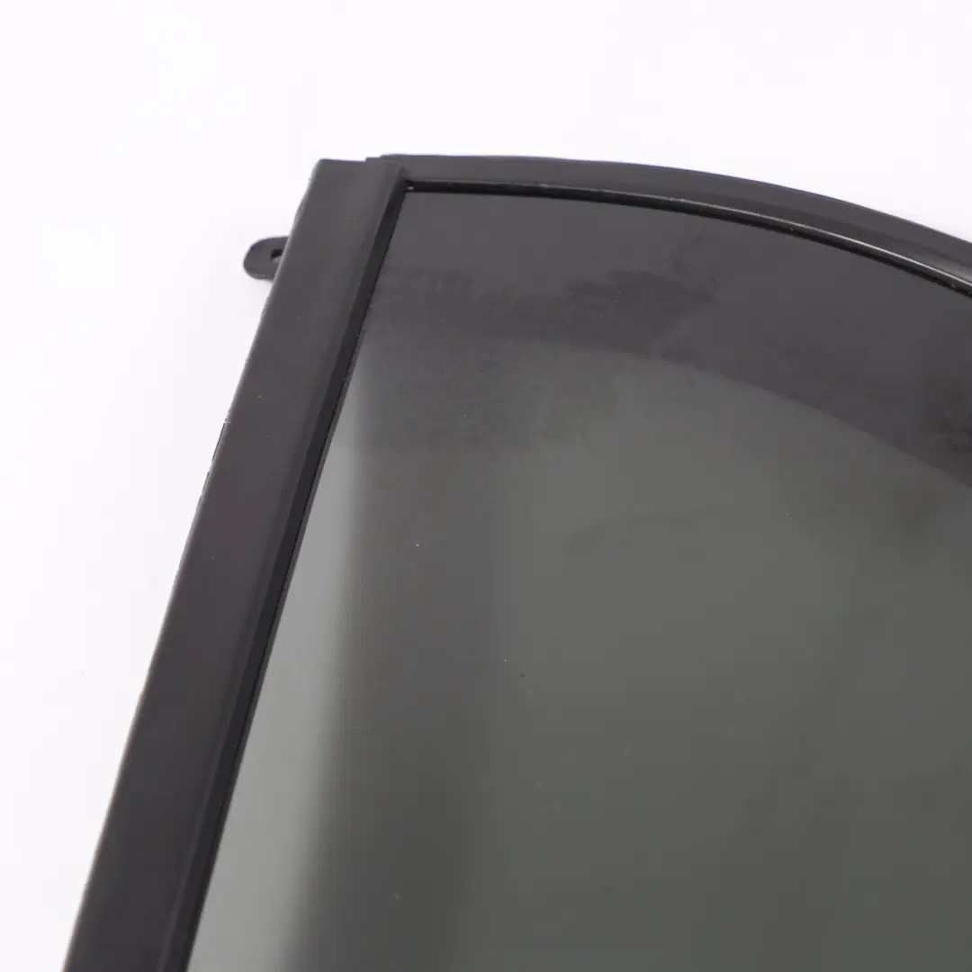 Finestrino Vetro Porta Posteriore Sinistra Lato AS3 per Mercedes X156 con numero di parte A1567300318 Mercedes X156 Finestrino Vetro Porta Posteriore Sinistra Lato AS3 - SKU A1567300318 - Numero di parte A1567300318