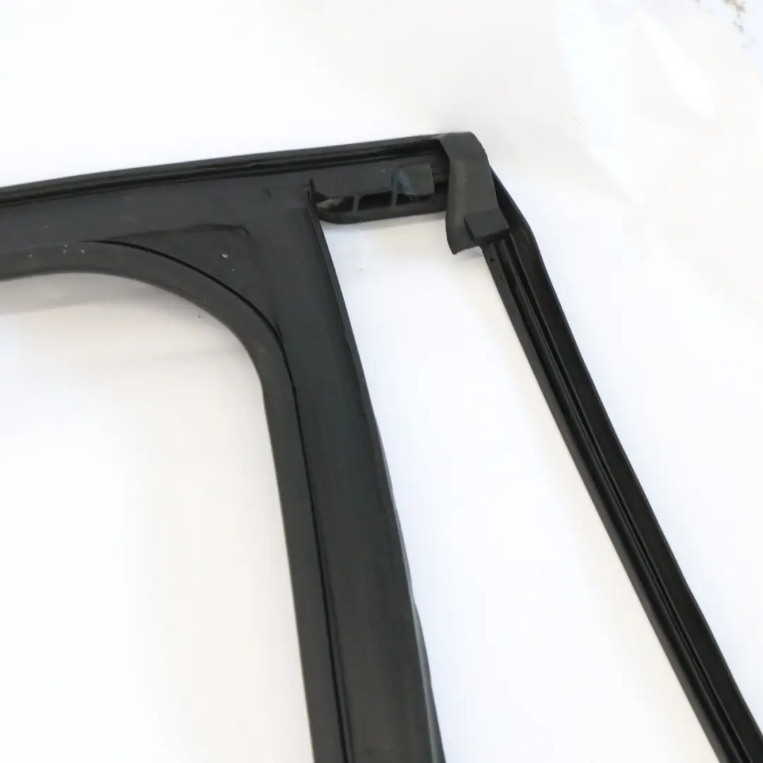 Guía de ventana Rail Seal Puerta Trasera Izquierda para Mercedes GLA X156 con número de pieza A1567350125 Mercedes GLA X156 Guía de ventana Rail Seal Puerta Trasera Izquierda - SKU A1567350125 - Número de pieza A1567350125