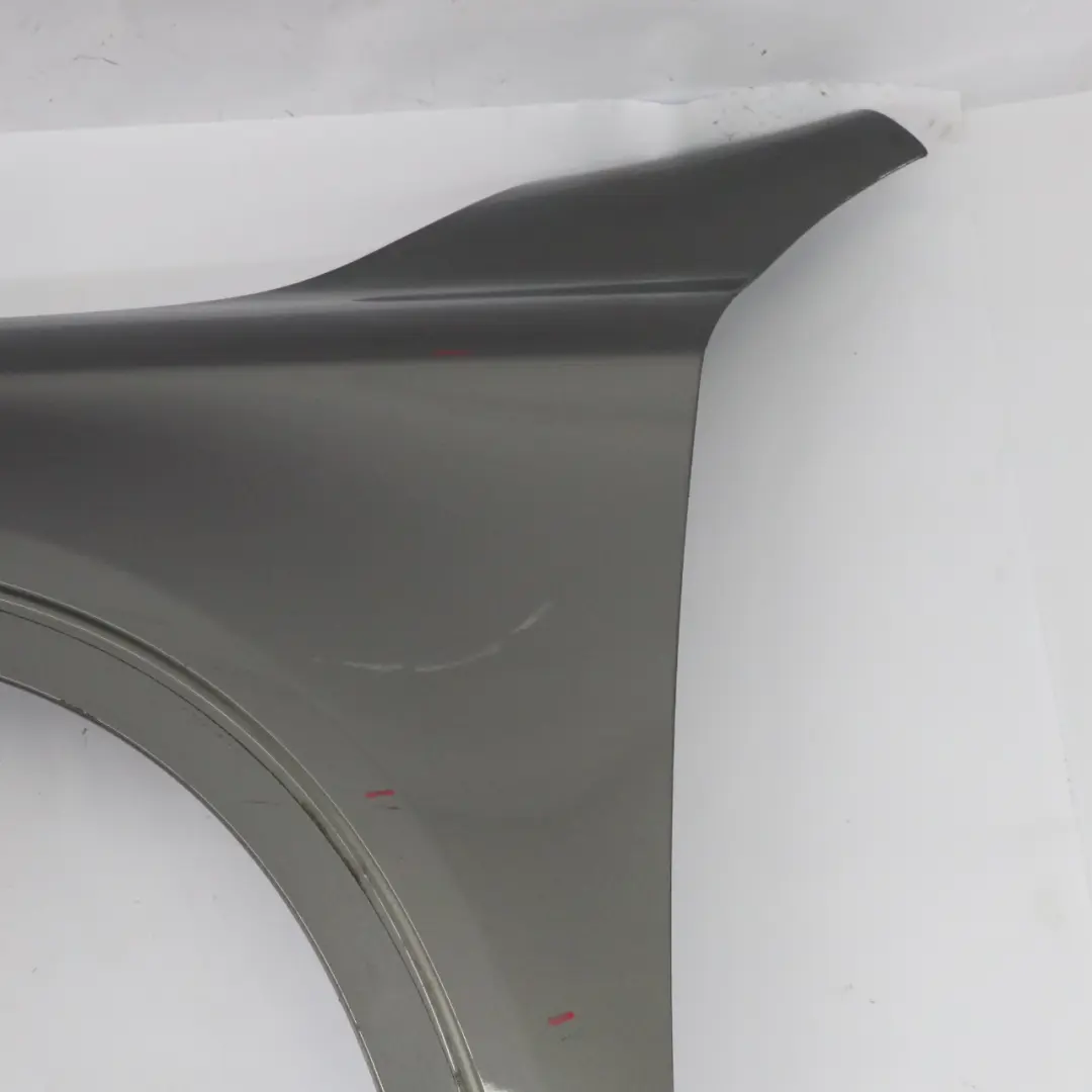 Parafango anteriore sinistro Mountain Grey Metallic - 787 per Mercedes X156 con numero di parte A1568800118 Mercedes X156 Parafango anteriore sinistro Mountain Grey Metallic - 787 - SKU A1568800118-MG1 - Numero di parte A1568800118