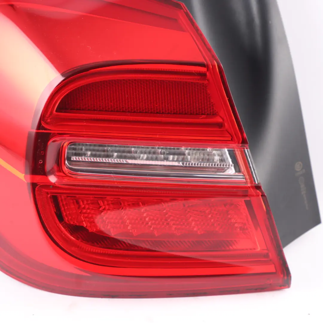 Rückleuchte Seitenverkleidung äußere Rückleuchte für Mercedes GLA X156 mit Teilenummer A1569061958 Mercedes GLA X156 Rückleuchte Seitenverkleidung äußere Rückleuchte - SKU A1569061958 - Teilenummer A1569061958