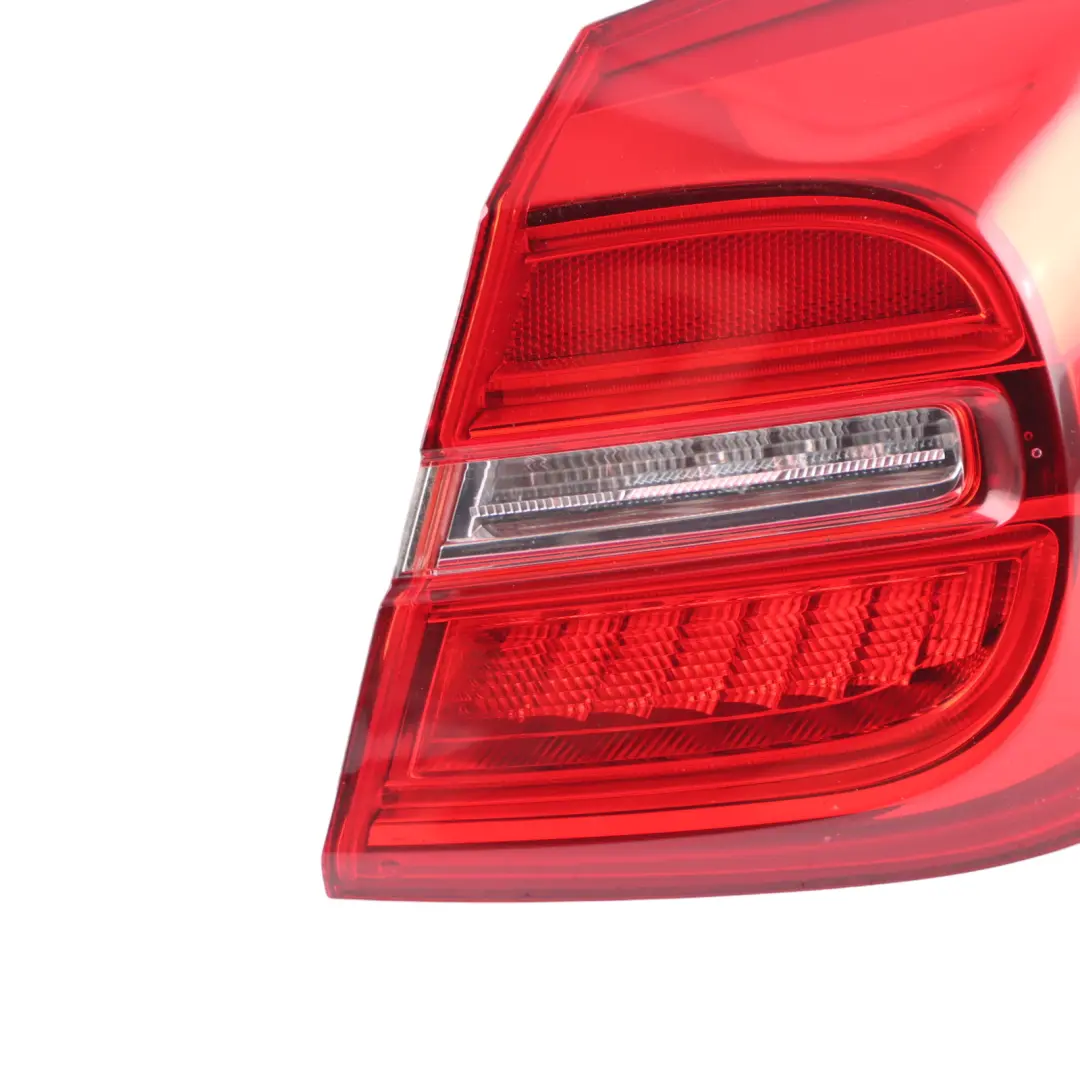 Feu arrière latéral droit pour Mercedes X156 à propos du numéro de pièce A1569062058 Mercedes X156 Feu arrière latéral droit - SKU A1569062058 - Numéro de pièce A1569062058