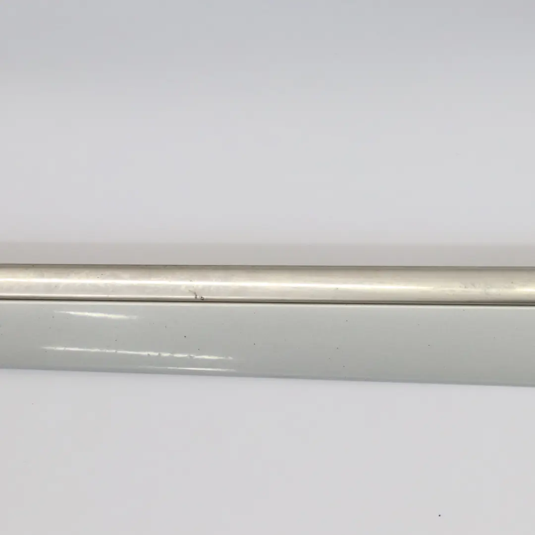 Listwa Przednich Lewych Drzwi Iridium Silver Metallic 775 do Mercedes ML W164 o numerze A1646905162 Mercedes ML W164 Listwa Przednich Lewych Drzwi Iridium Silver Metallic 775 - SKU A1646905162-IRS1 - Numer Części A1646905162