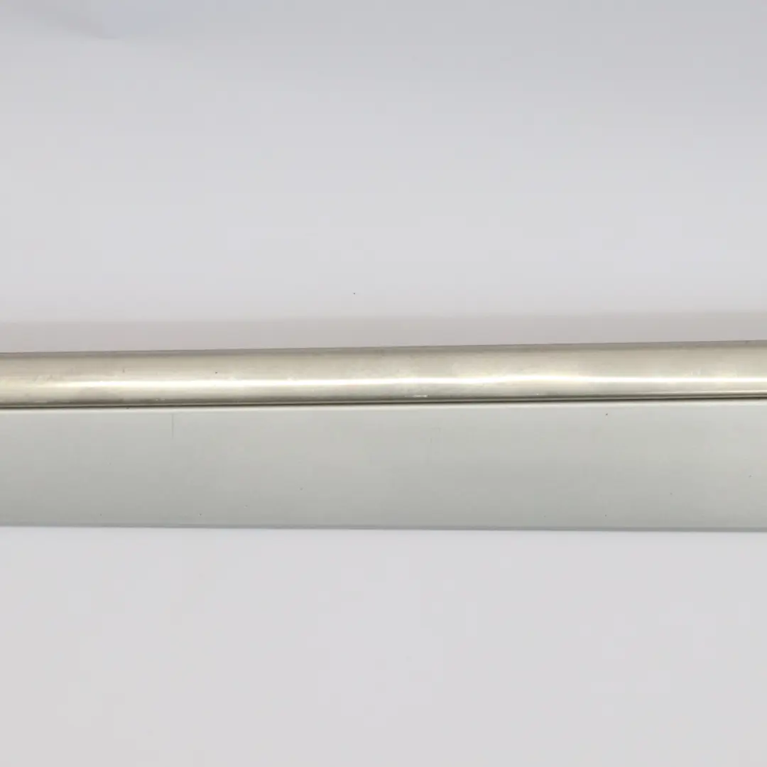 Listwa Przednich Lewych Drzwi Iridium Silver Metallic 775 do Mercedes ML W164 o numerze A1646905162 Mercedes ML W164 Listwa Przednich Lewych Drzwi Iridium Silver Metallic 775 - SKU A1646905162-IRS1 - Numer Części A1646905162